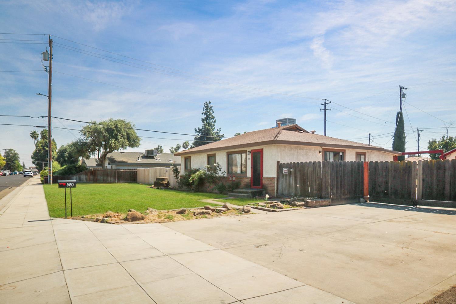 560 W Stuart Ave, Clovis, CA 93612