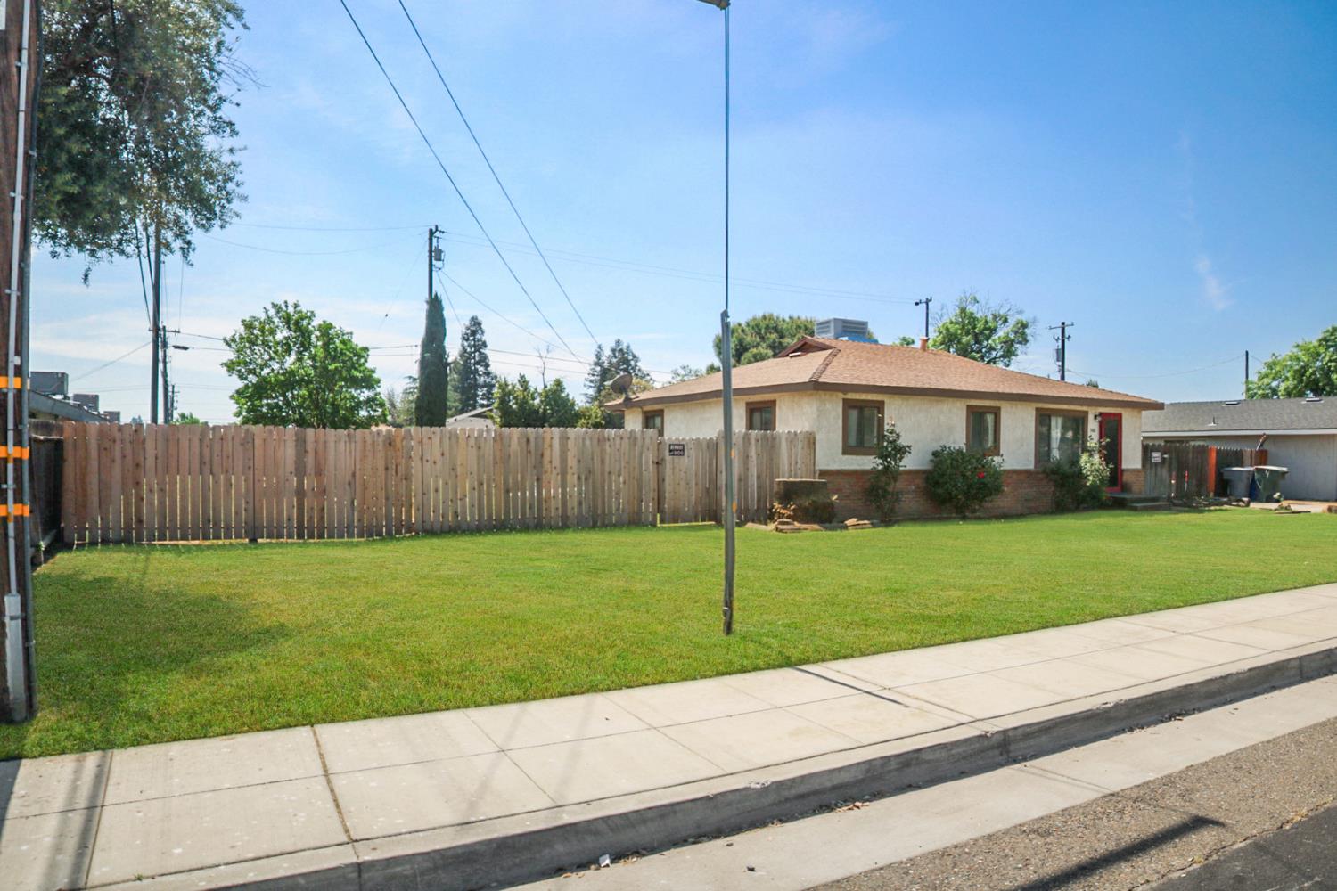 560 W Stuart Ave, Clovis, CA 93612