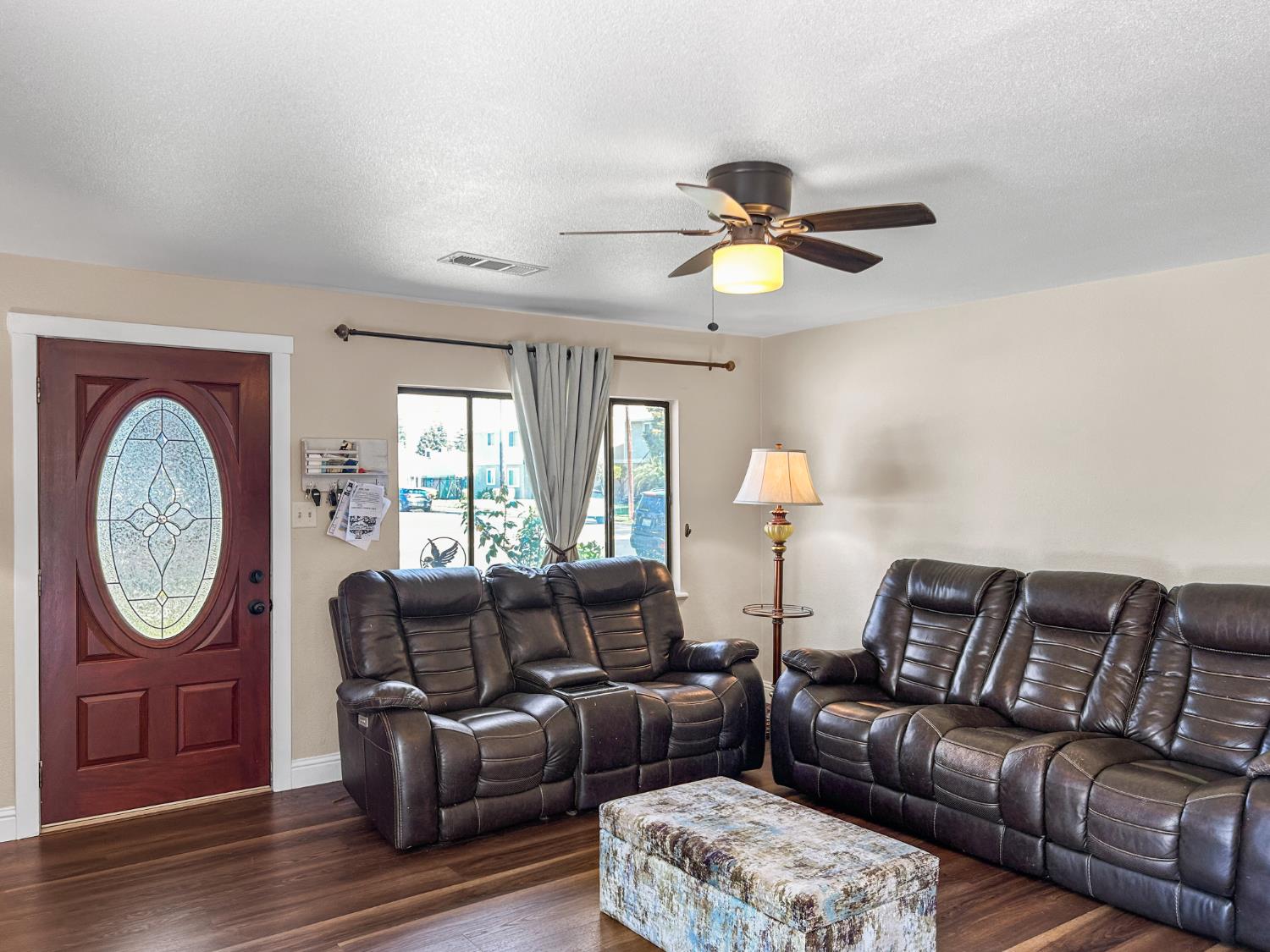 560 W Stuart Ave, Clovis, CA 93612