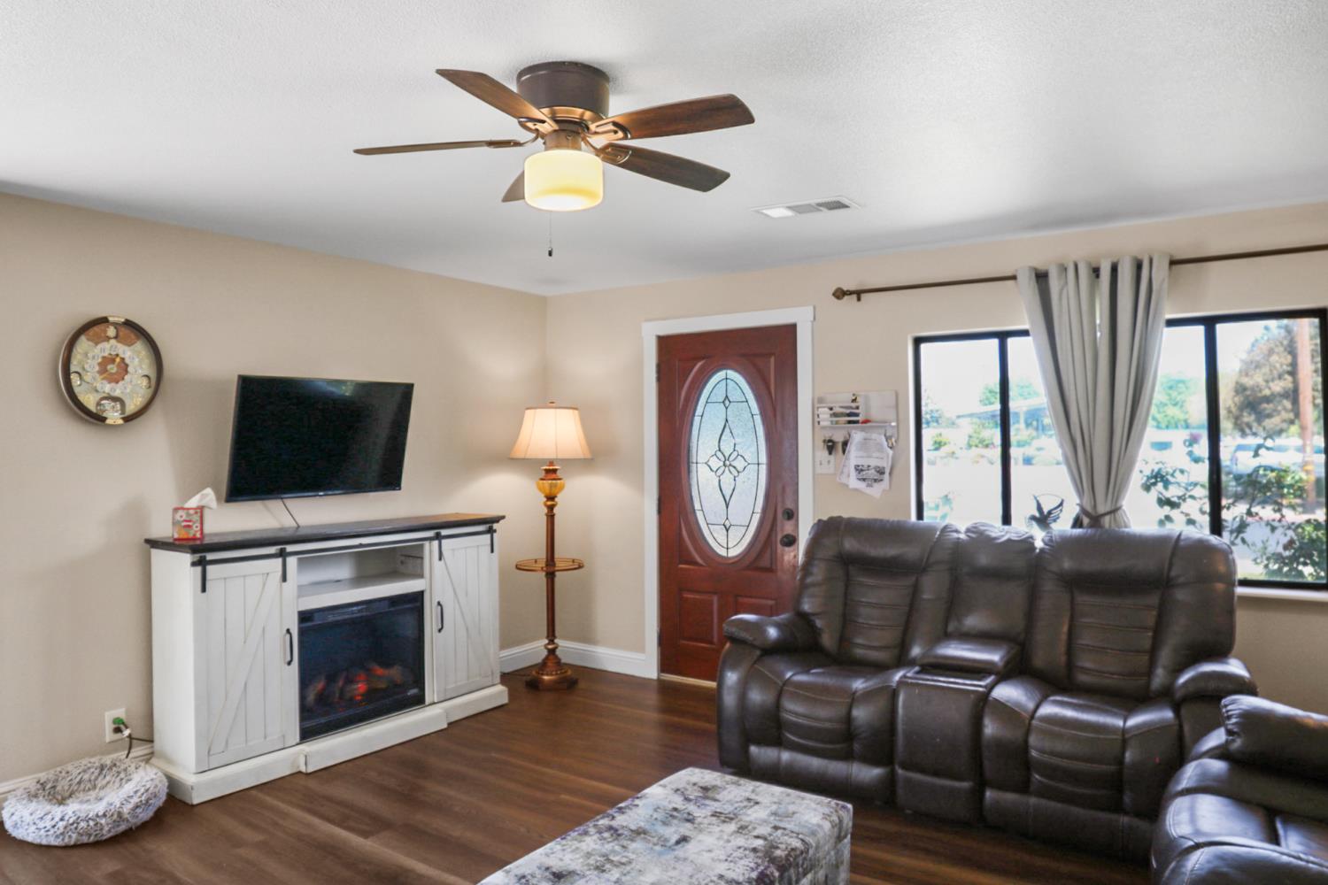 560 W Stuart Ave, Clovis, CA 93612