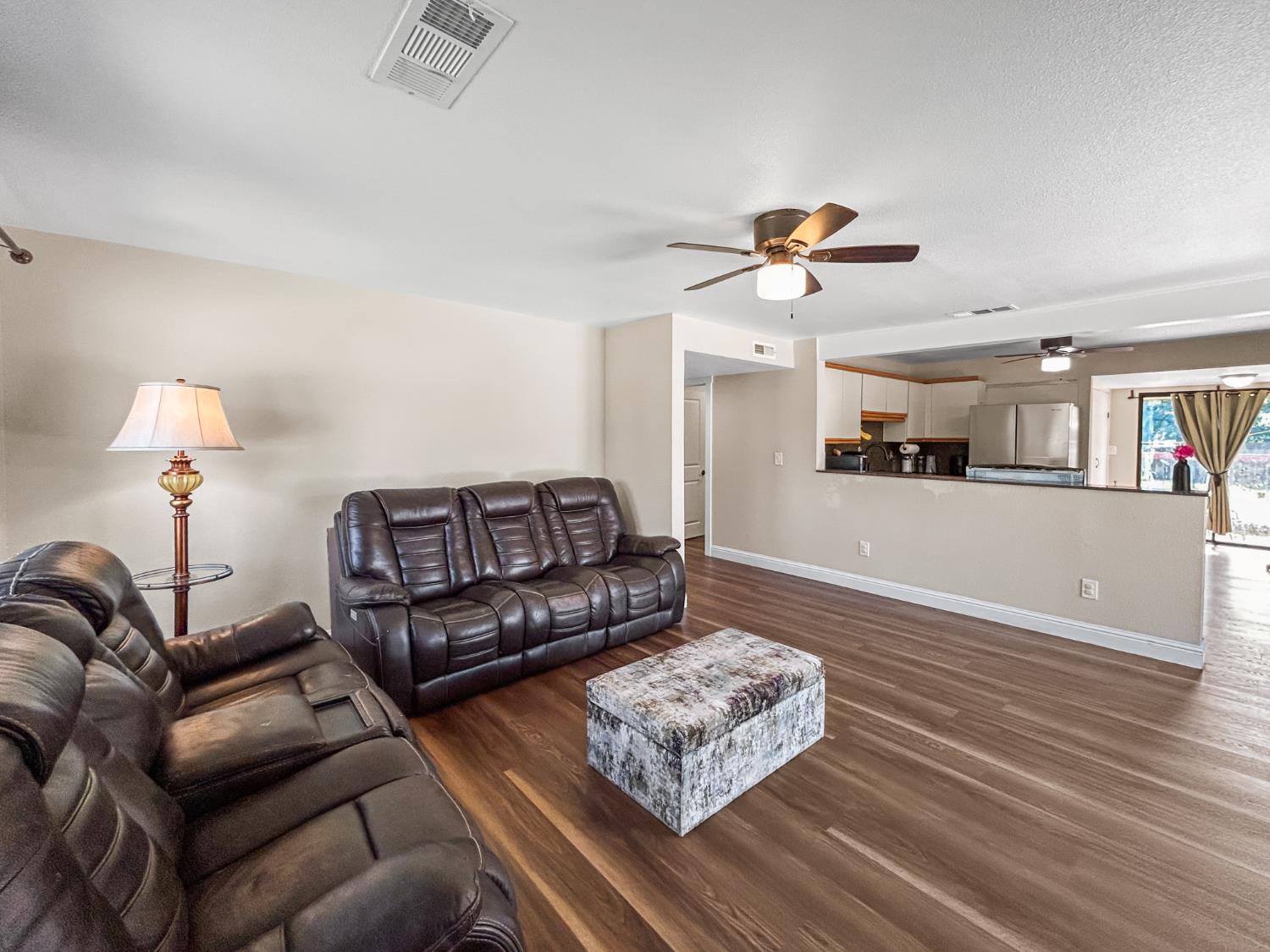 560 W Stuart Ave, Clovis, CA 93612