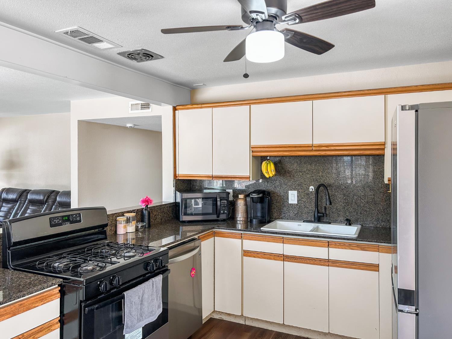 560 W Stuart Ave, Clovis, CA 93612