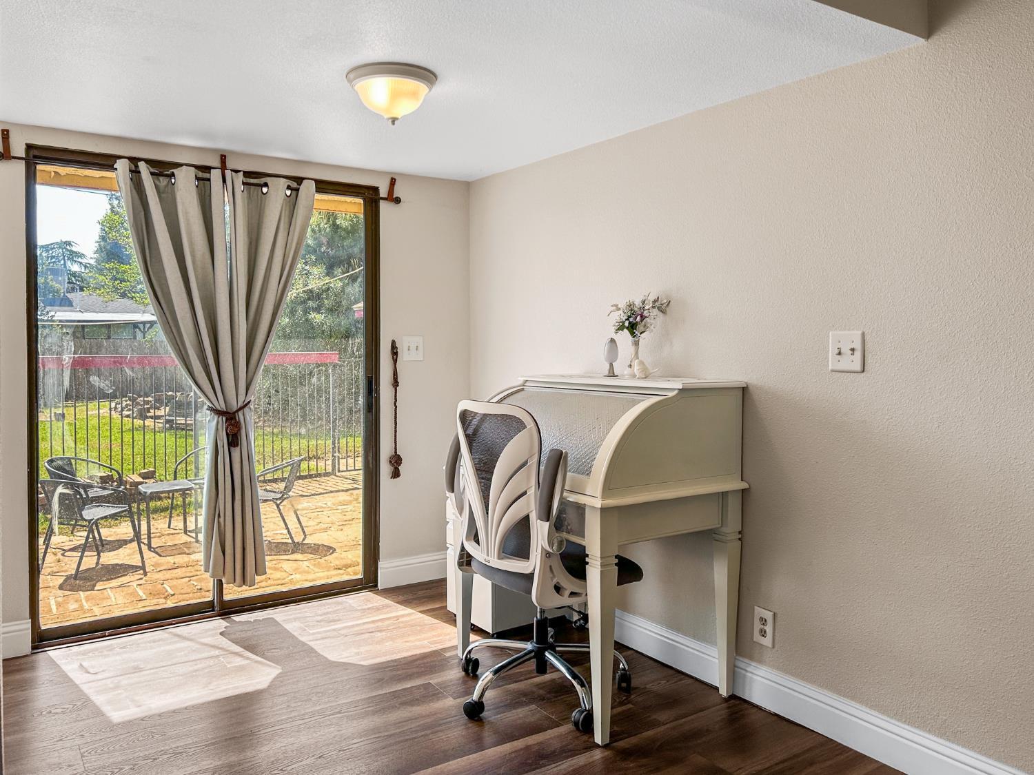 560 W Stuart Ave, Clovis, CA 93612