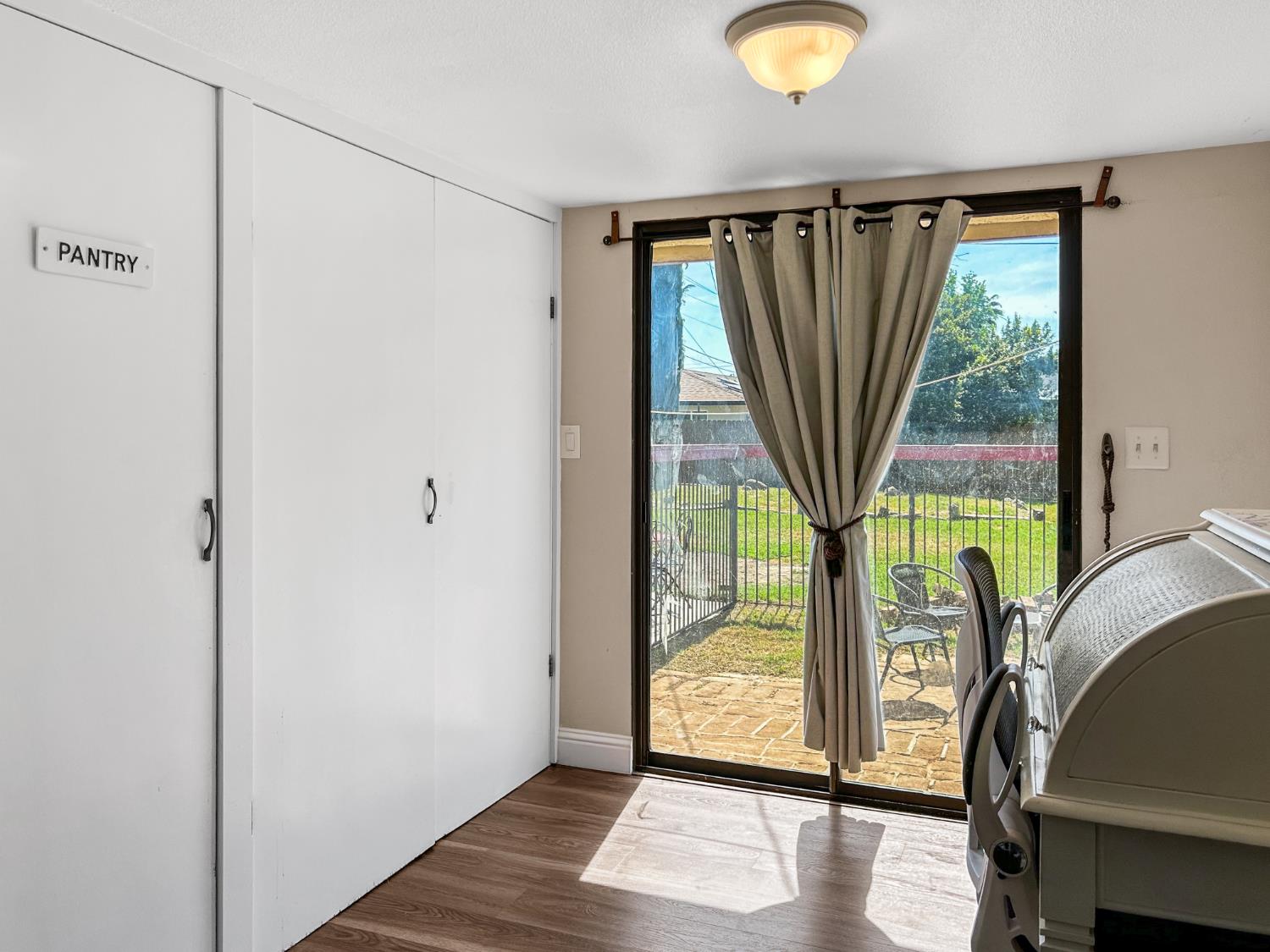 560 W Stuart Ave, Clovis, CA 93612