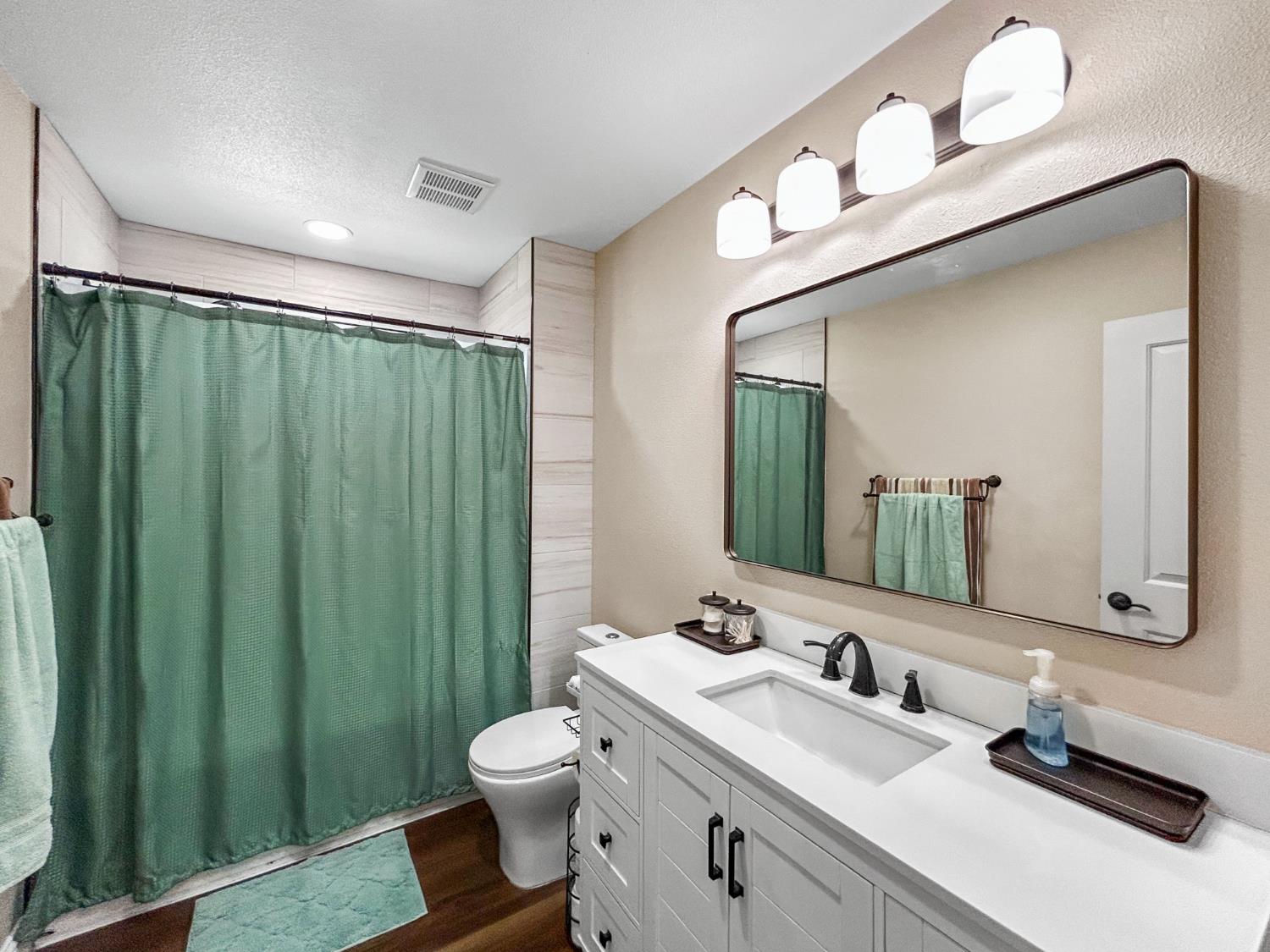 560 W Stuart Ave, Clovis, CA 93612