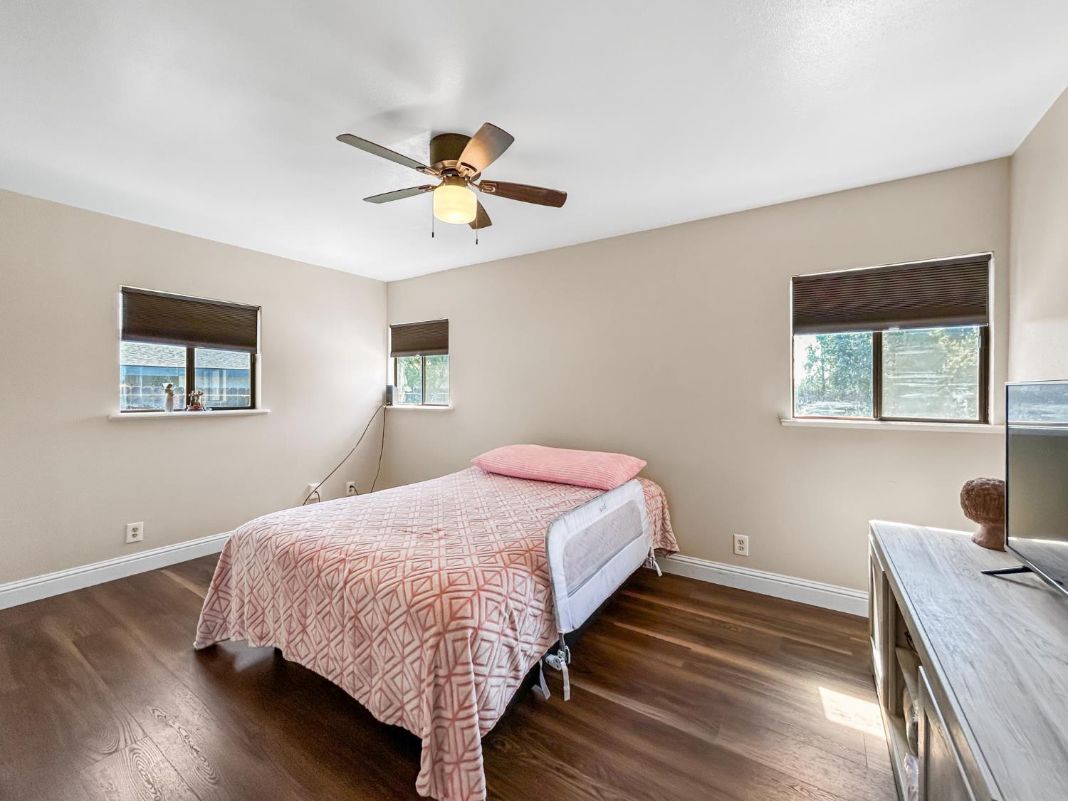 560 W Stuart Ave, Clovis, CA 93612