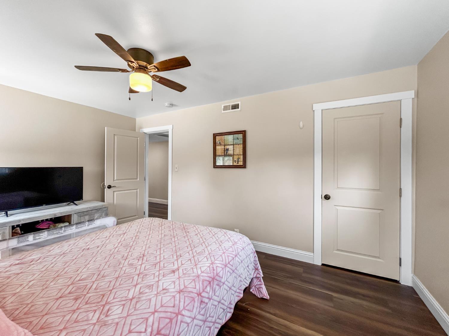 560 W Stuart Ave, Clovis, CA 93612