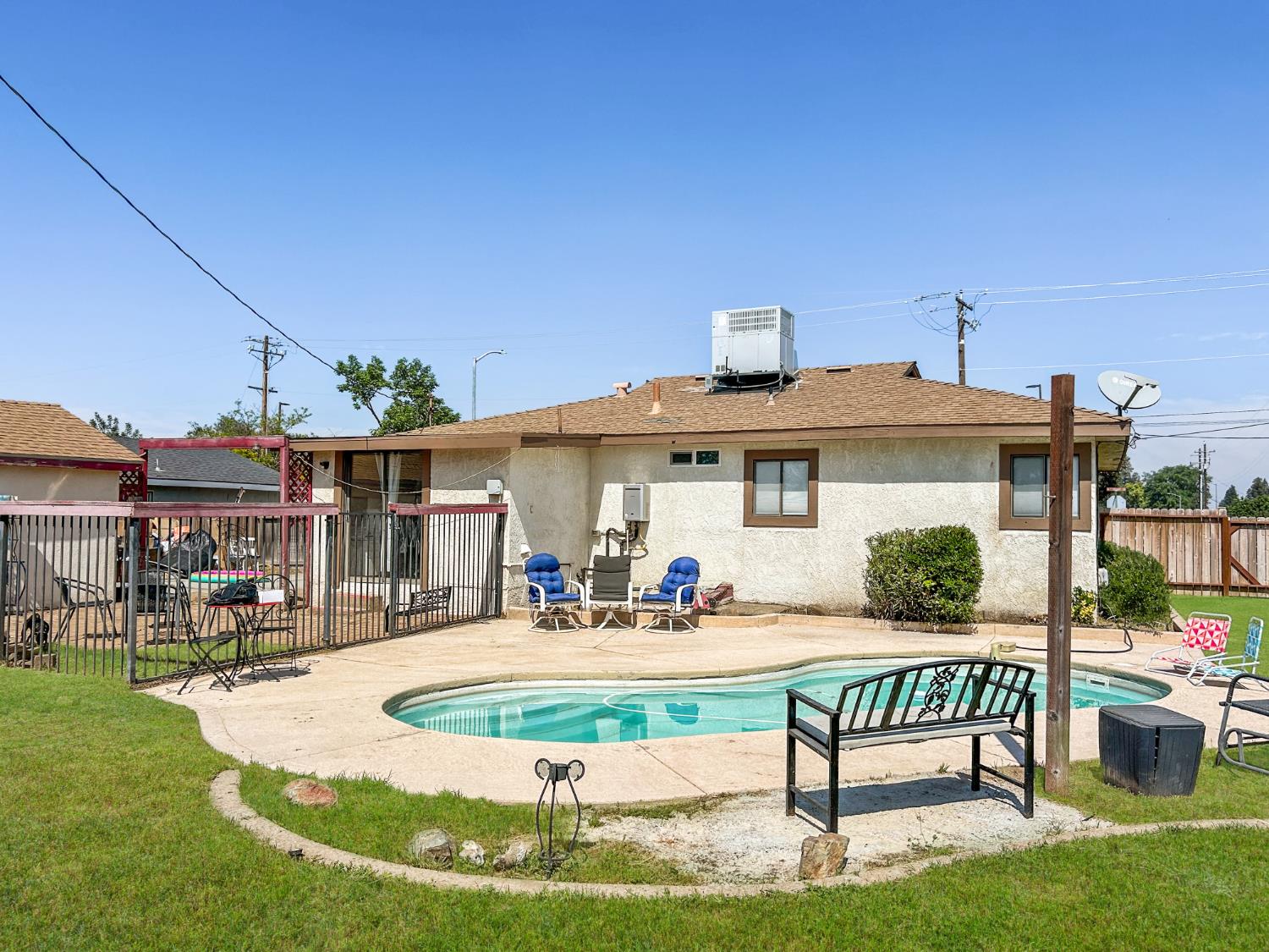 560 W Stuart Ave, Clovis, CA 93612