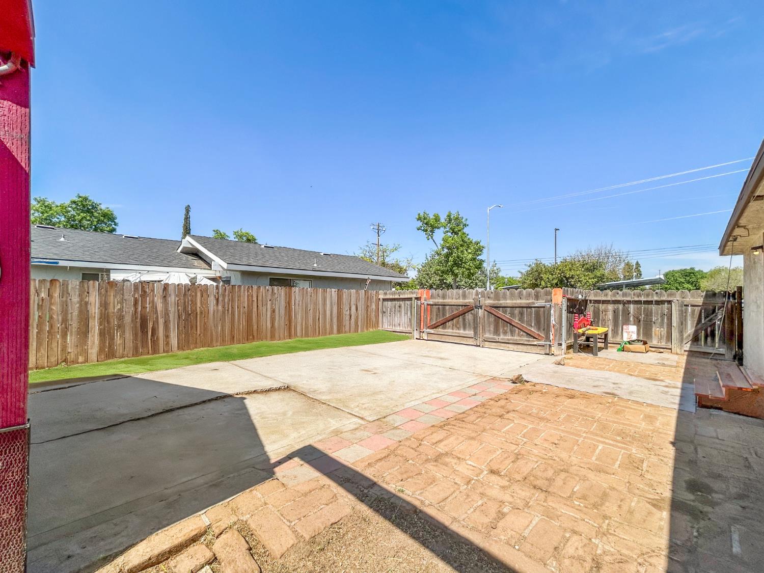 560 W Stuart Ave, Clovis, CA 93612