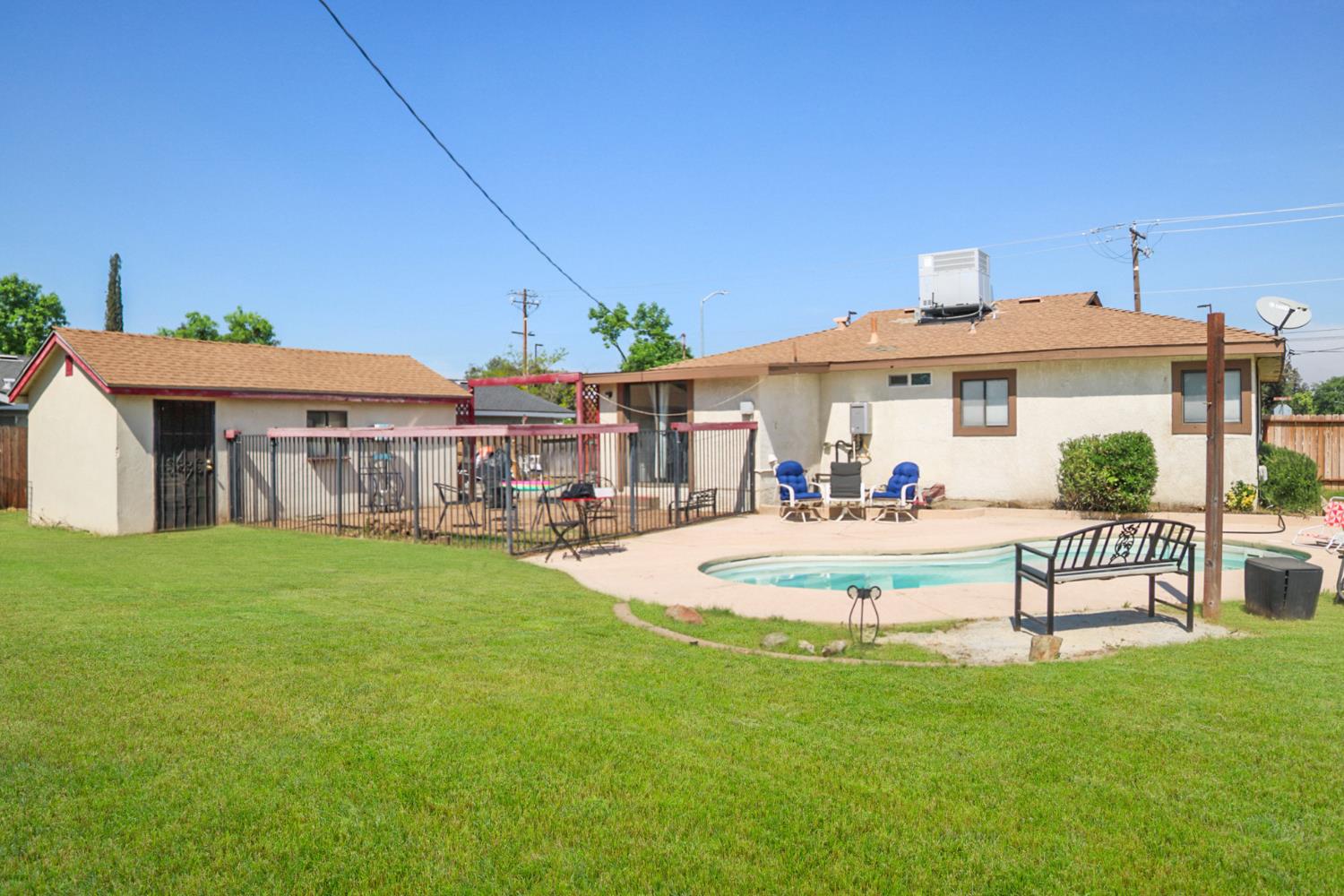 560 W Stuart Ave, Clovis, CA 93612