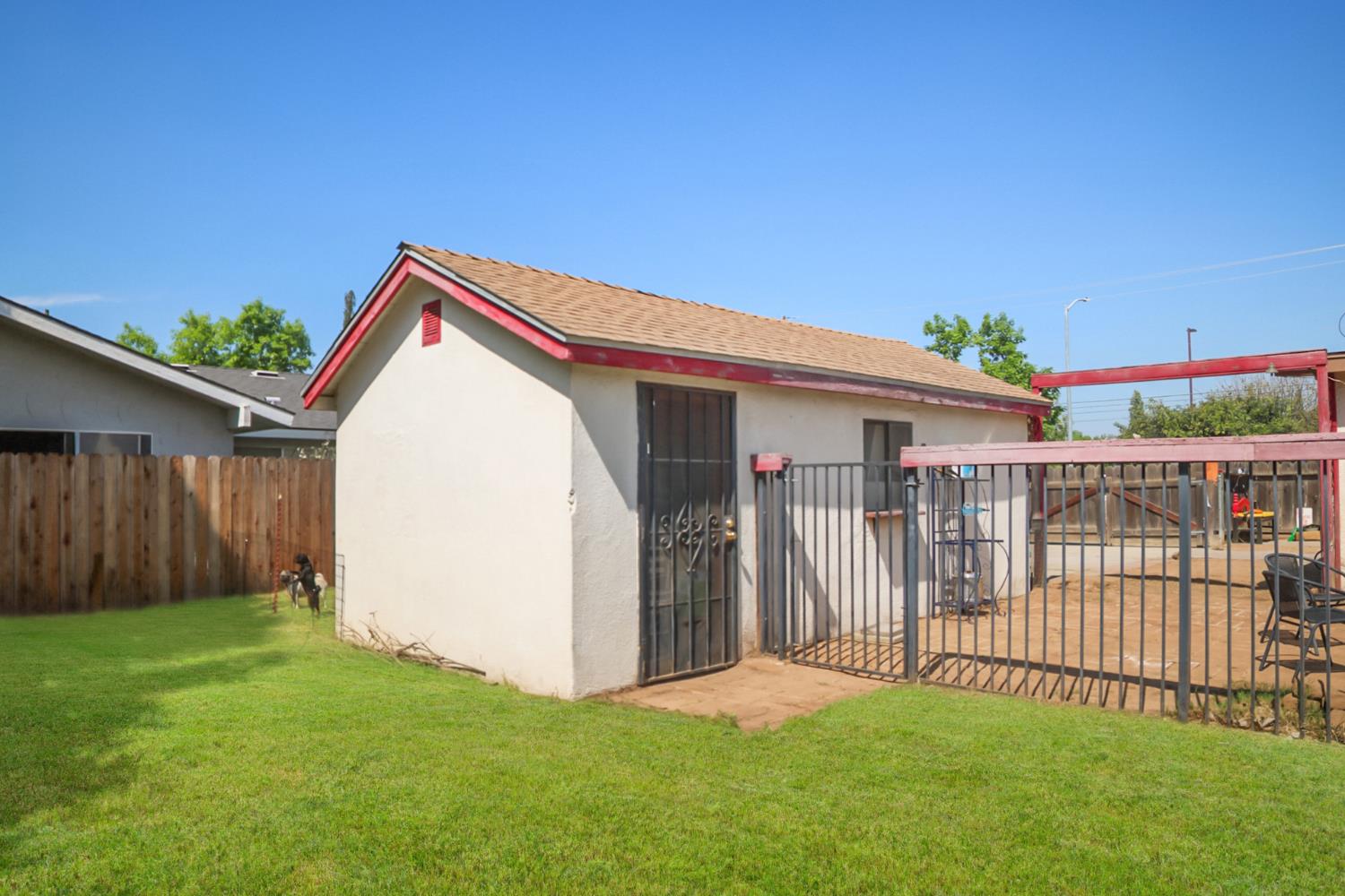 560 W Stuart Ave, Clovis, CA 93612