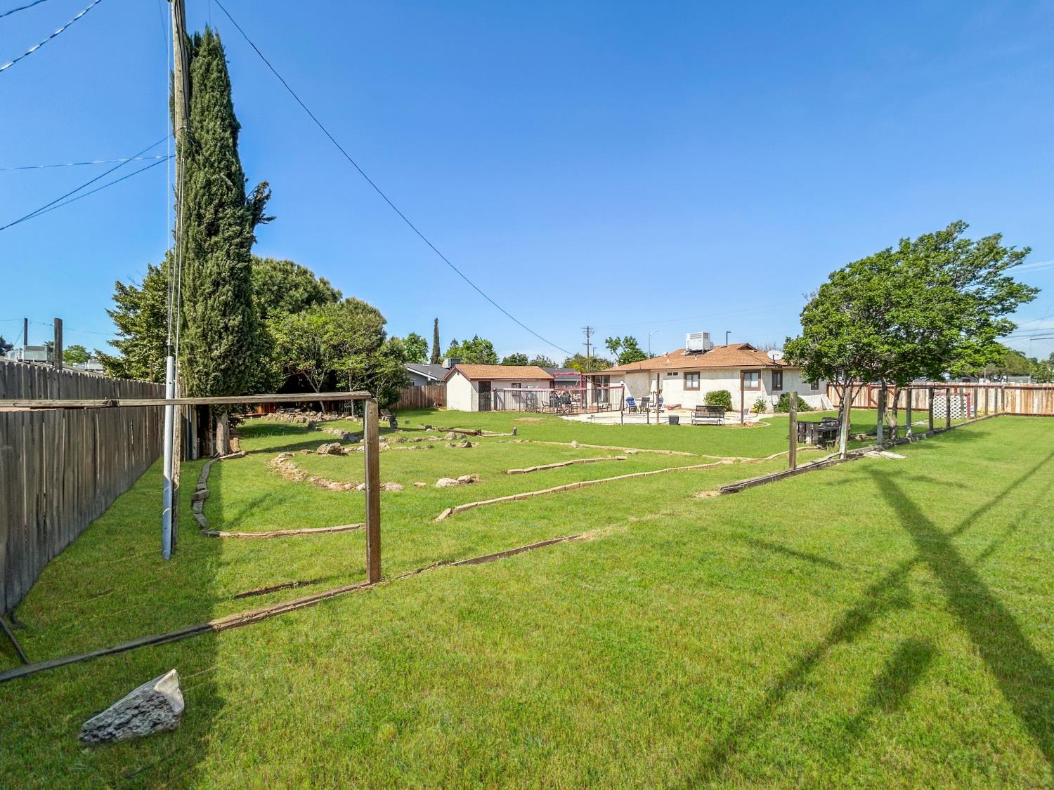 560 W Stuart Ave, Clovis, CA 93612