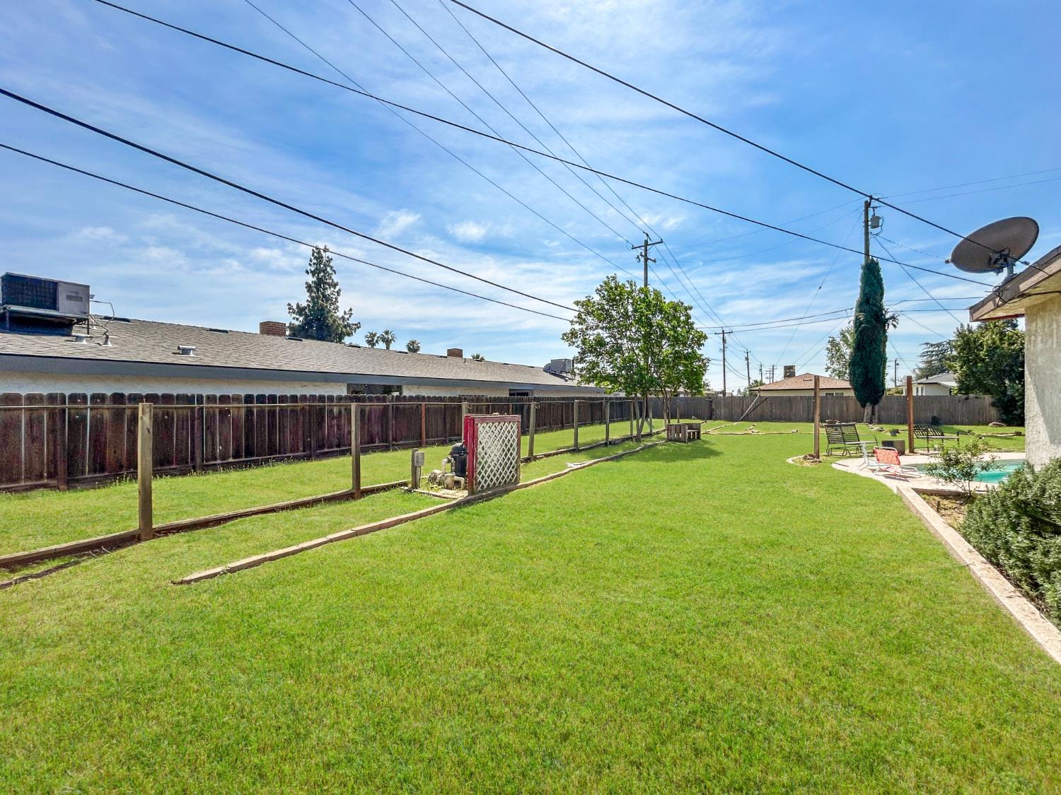 560 W Stuart Ave, Clovis, CA 93612