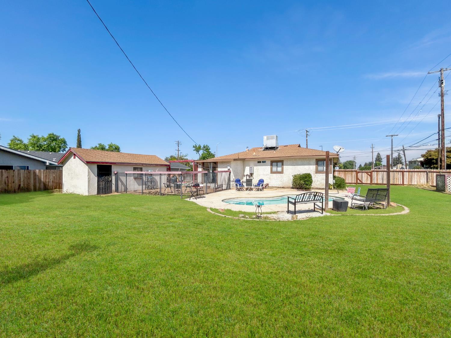 560 W Stuart Ave, Clovis, CA 93612