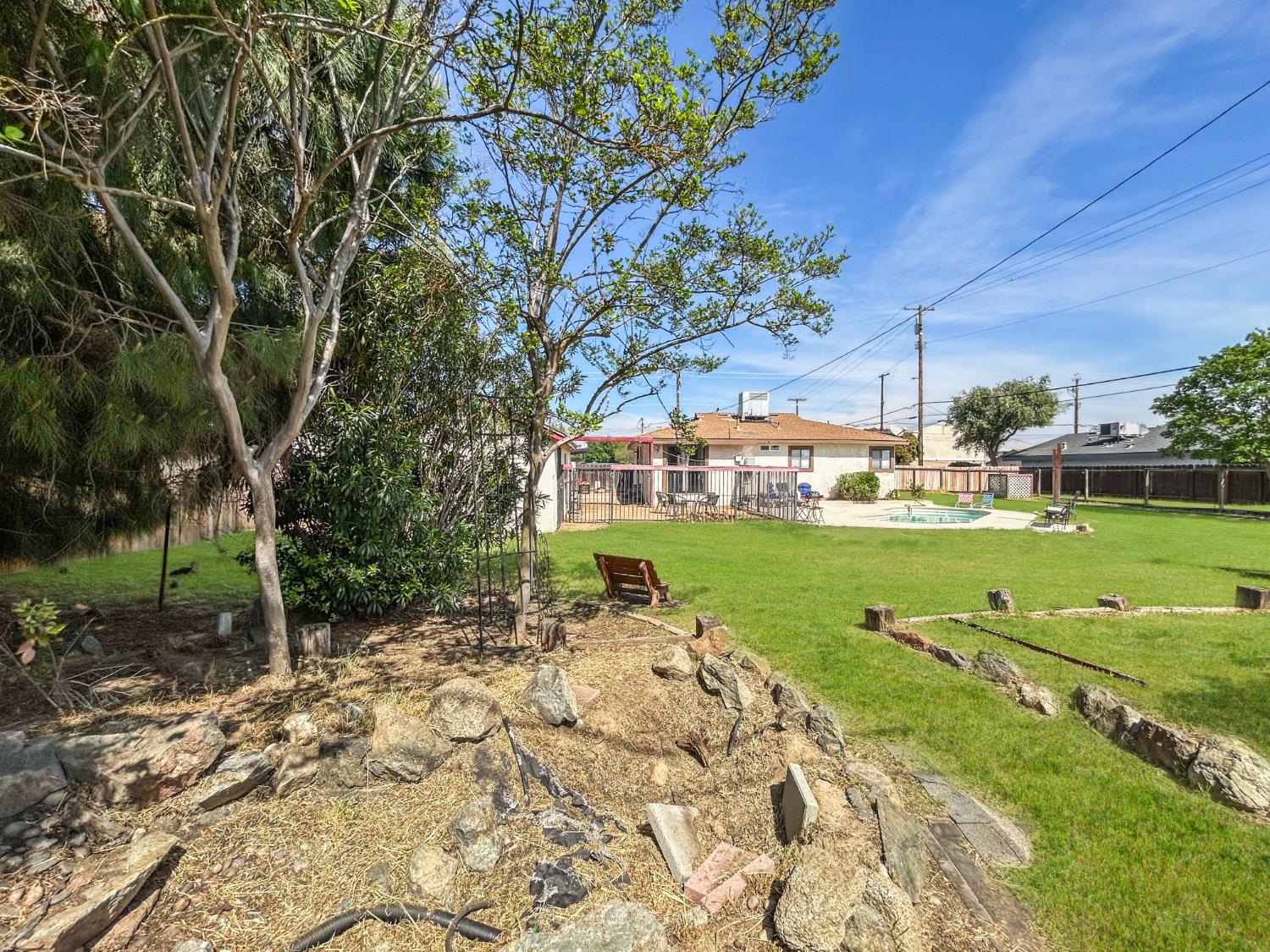 560 W Stuart Ave, Clovis, CA 93612