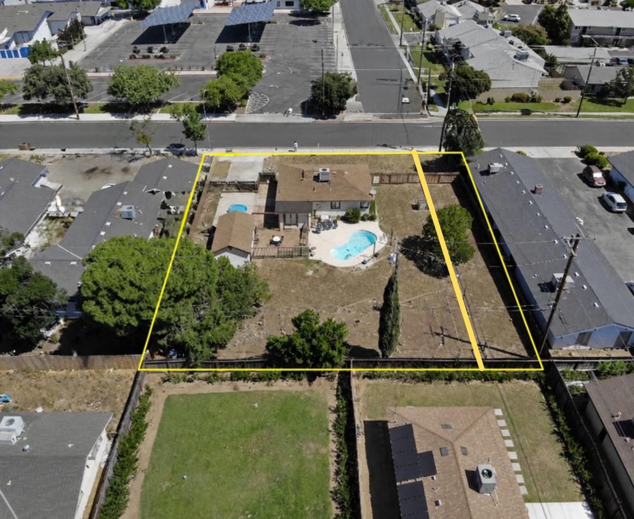560 W Stuart Ave, Clovis, CA 93612
