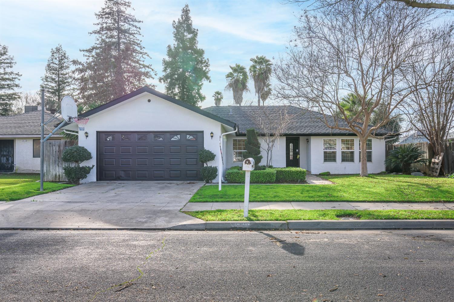 2820 Driftwood Dr, Madera, CA 93637