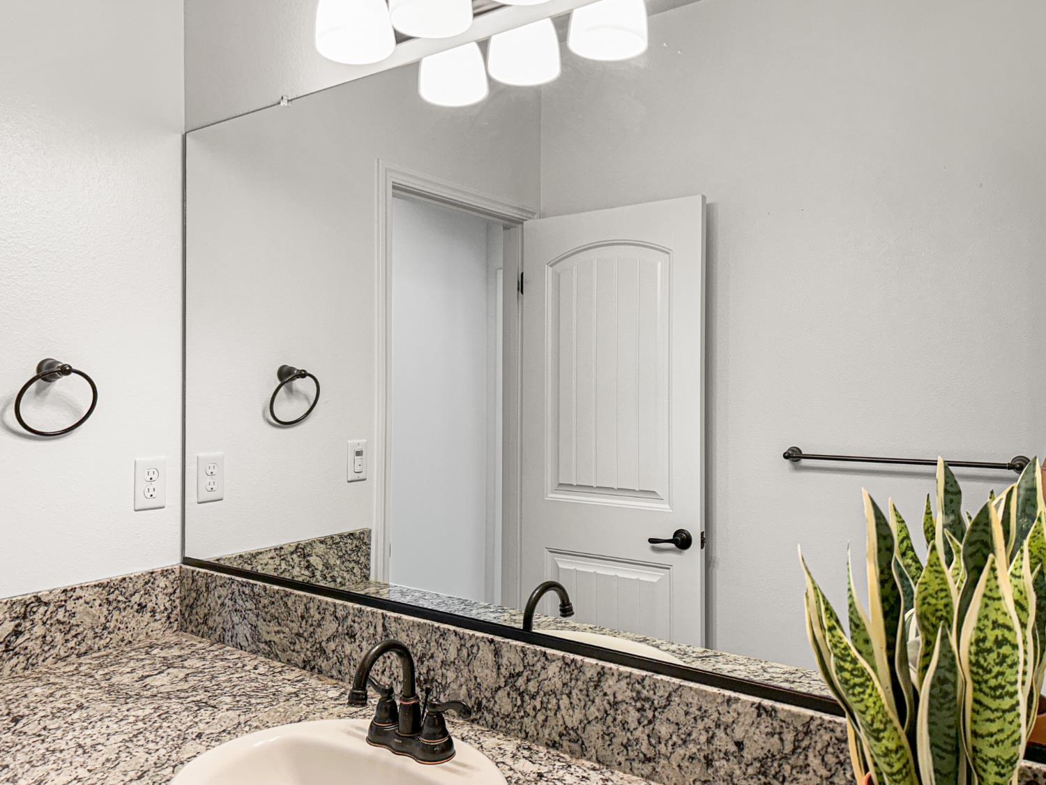 1009 El Molino Ave, Clovis, CA 93619