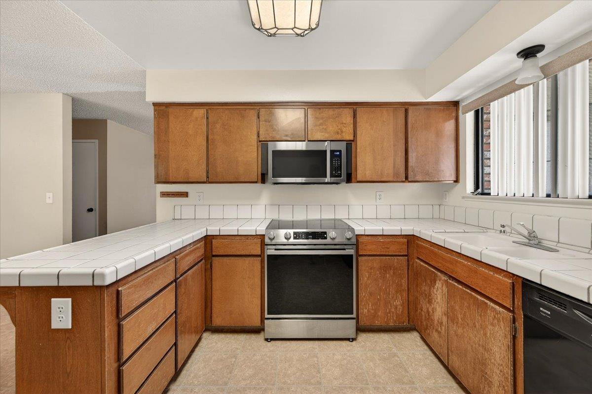 1715 DONNER Ave, Clovis, CA 93611