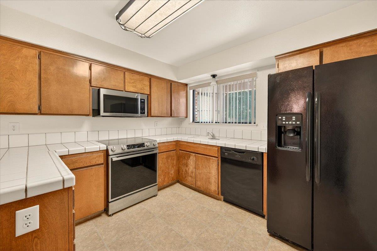 1715 DONNER Ave, Clovis, CA 93611