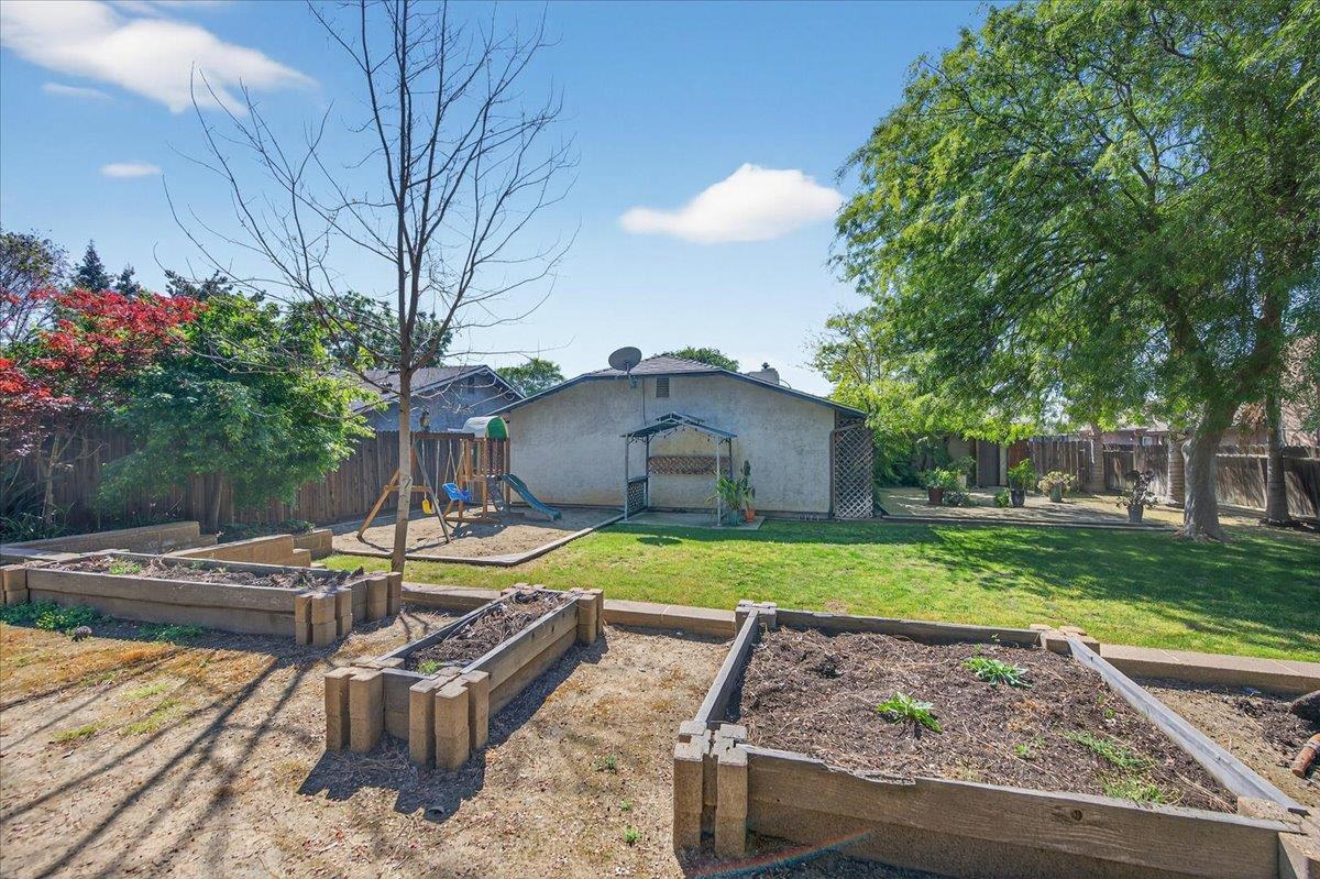 1715 DONNER Ave, Clovis, CA 93611