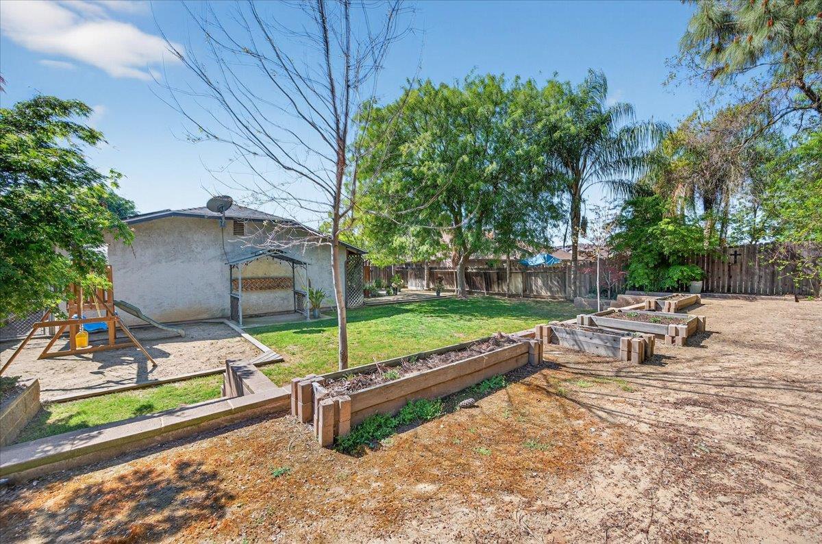 1715 DONNER Ave, Clovis, CA 93611