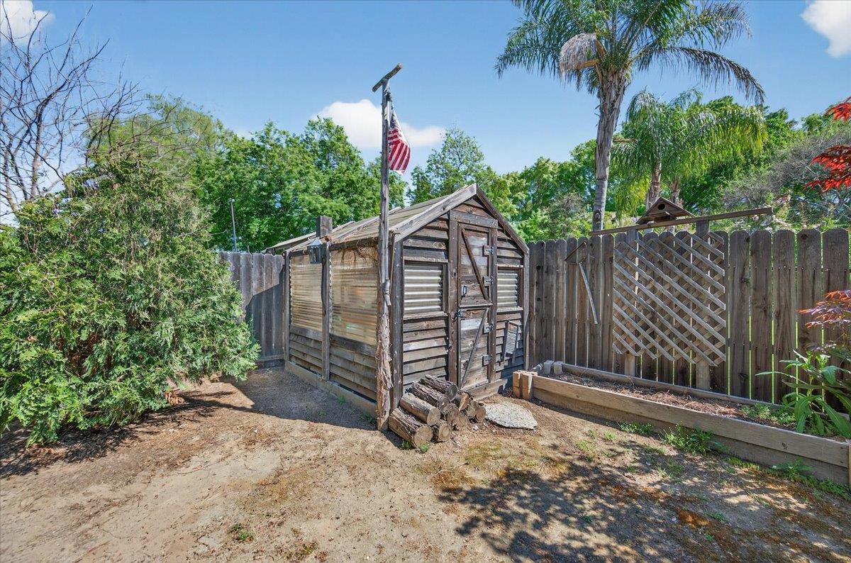 1715 DONNER Ave, Clovis, CA 93611