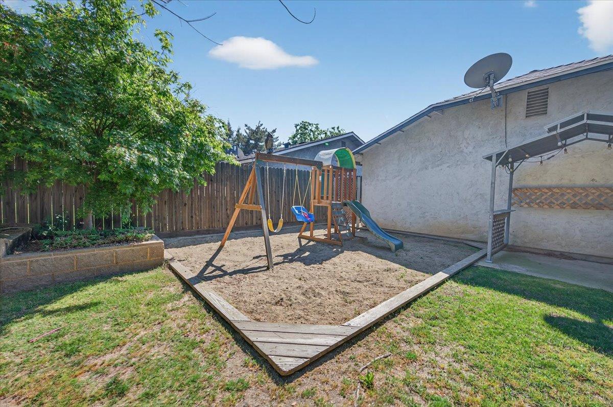 1715 DONNER Ave, Clovis, CA 93611