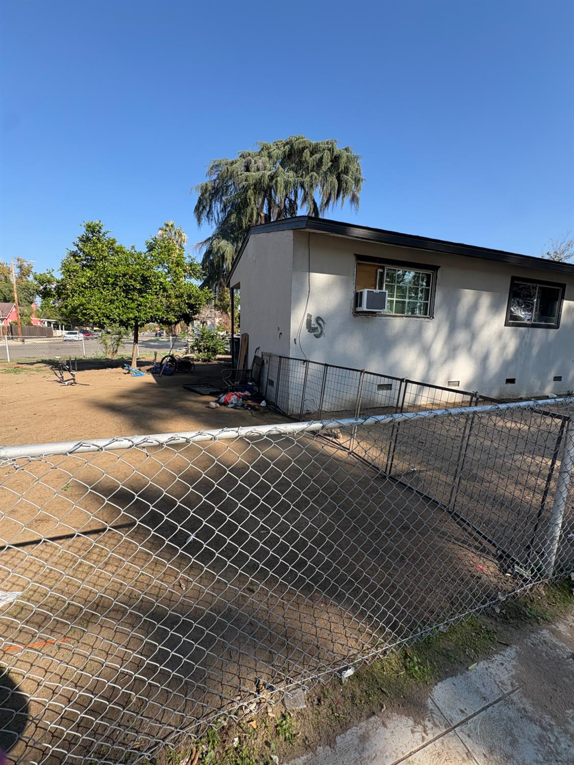 611 E Kearney Blvd, Fresno, CA 93706