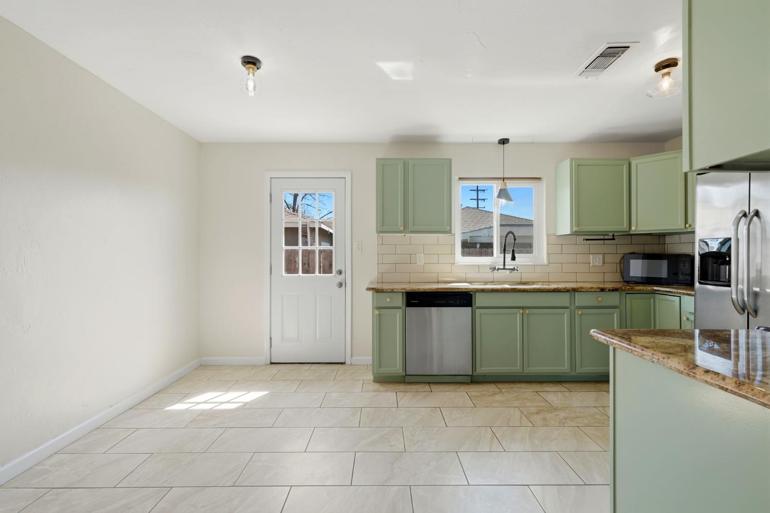 1931 N Douty St, Hanford, CA 93230