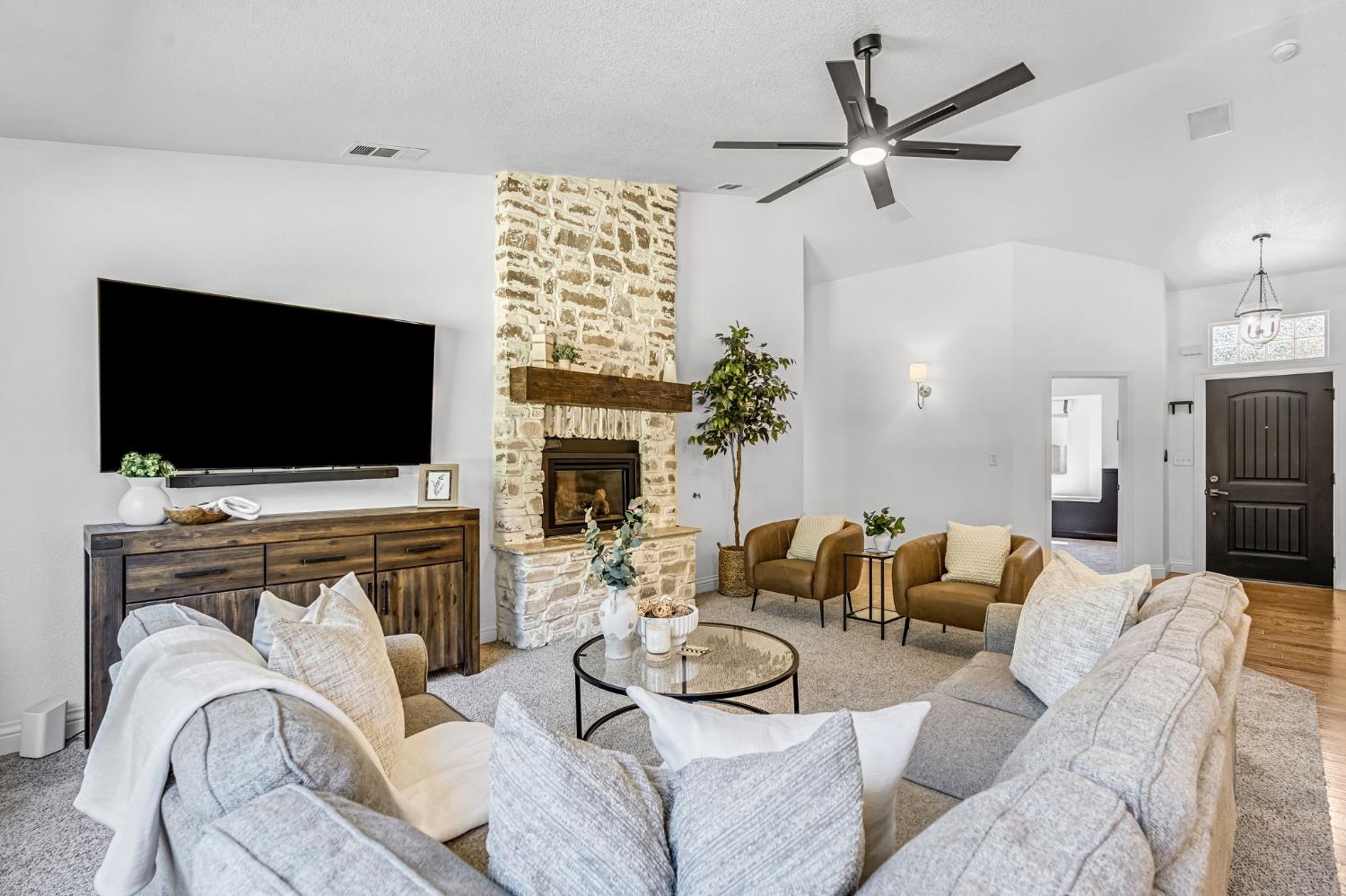 2361 Cromwell Ave, Clovis, CA 93611