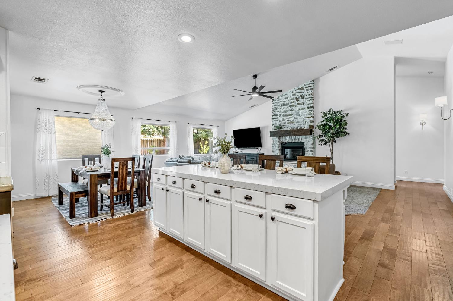 2361 Cromwell Ave, Clovis, CA 93611