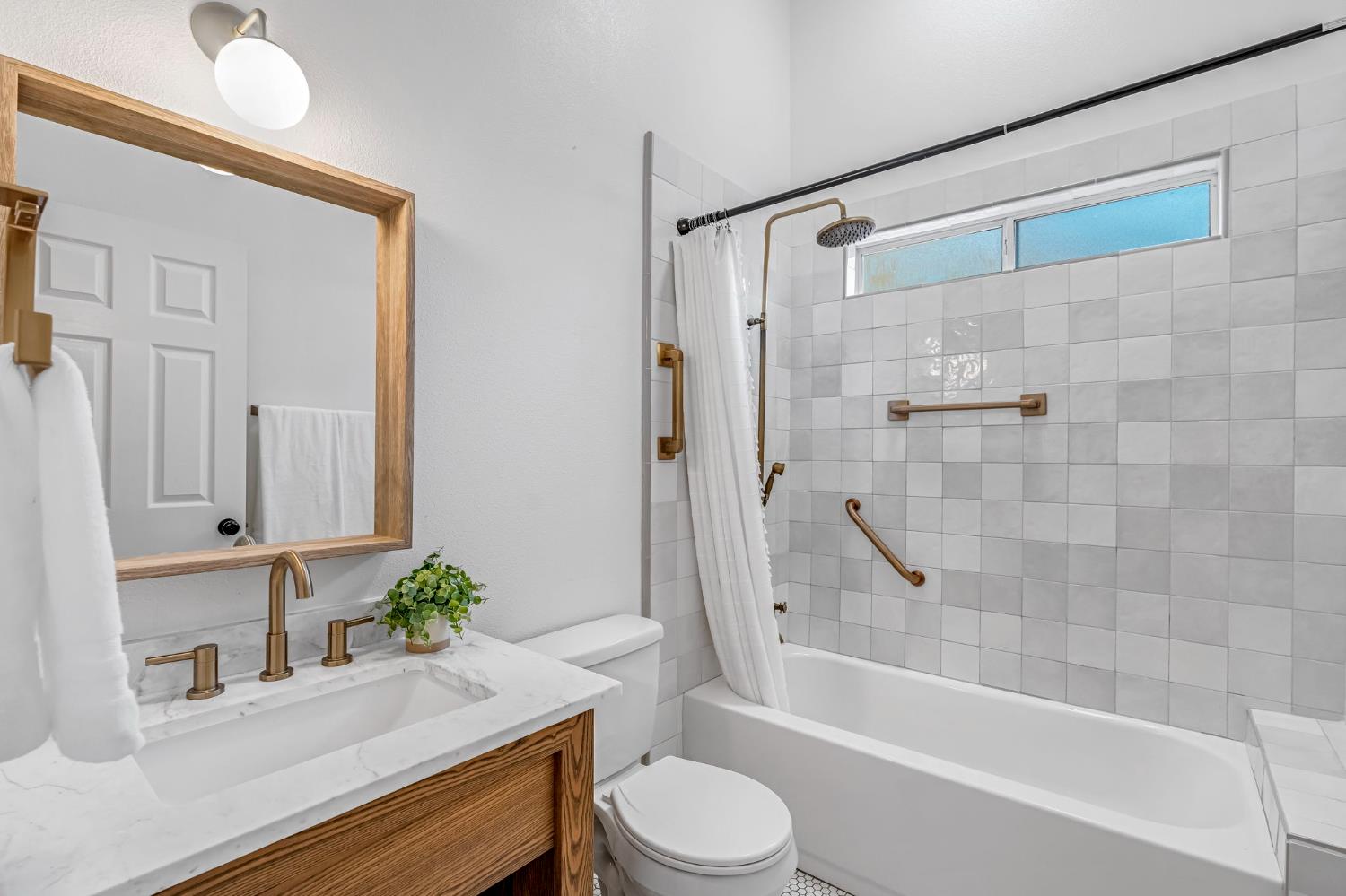 2361 Cromwell Ave, Clovis, CA 93611