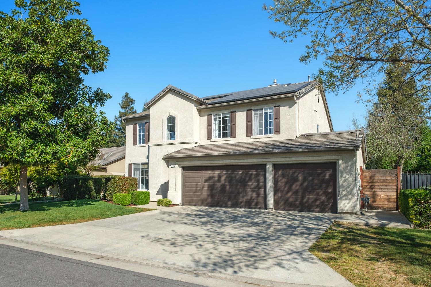 2582 E Christopher Dr, Fresno, CA 93720