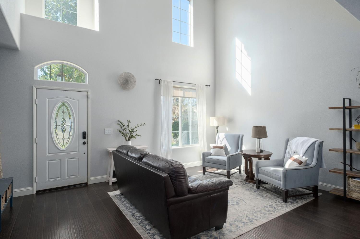 2582 E Christopher Dr, Fresno, CA 93720