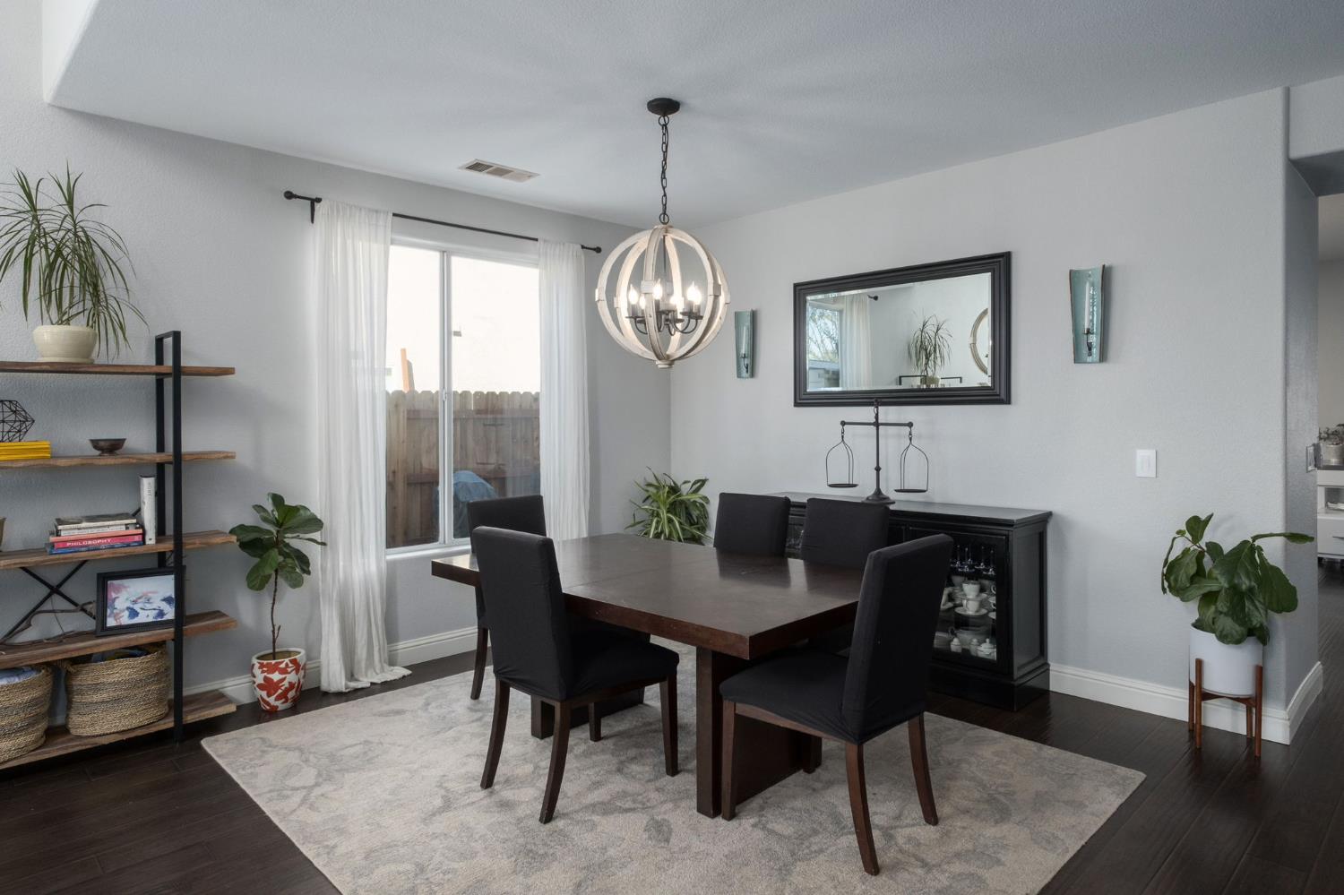 2582 E Christopher Dr, Fresno, CA 93720