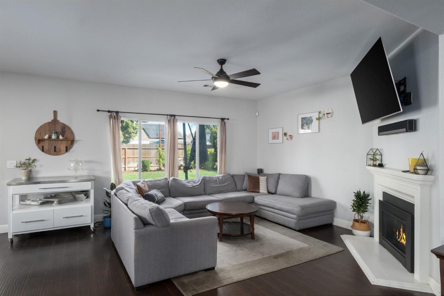 2582 E Christopher Dr, Fresno, CA 93720