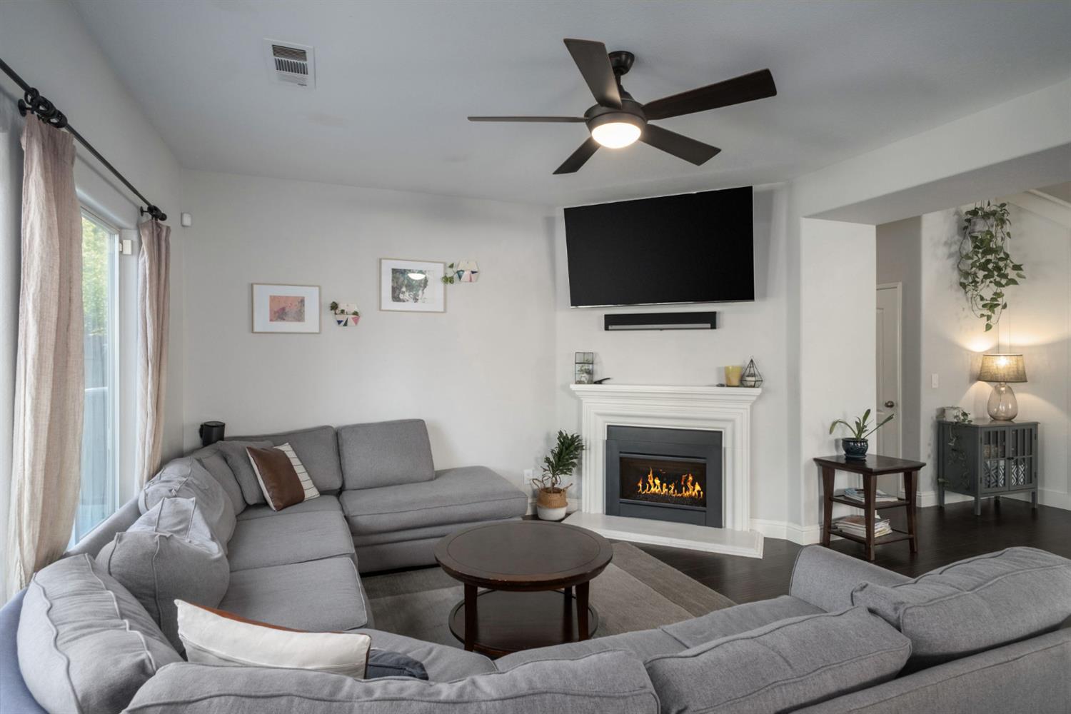 2582 E Christopher Dr, Fresno, CA 93720