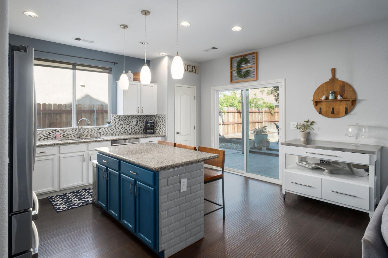 2582 E Christopher Dr, Fresno, CA 93720