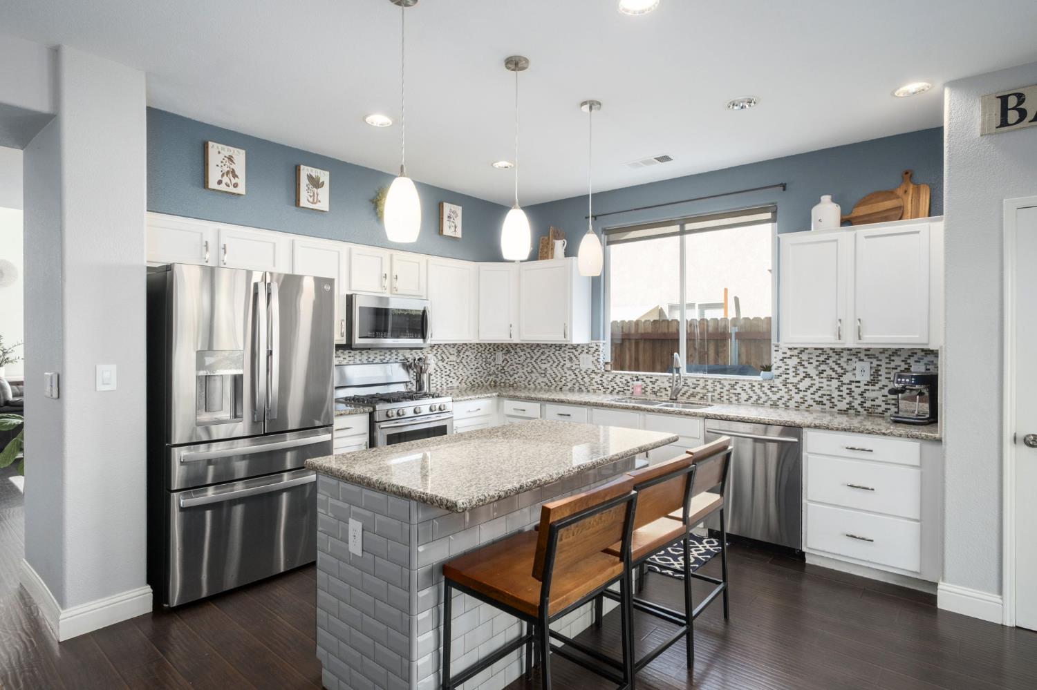 2582 E Christopher Dr, Fresno, CA 93720