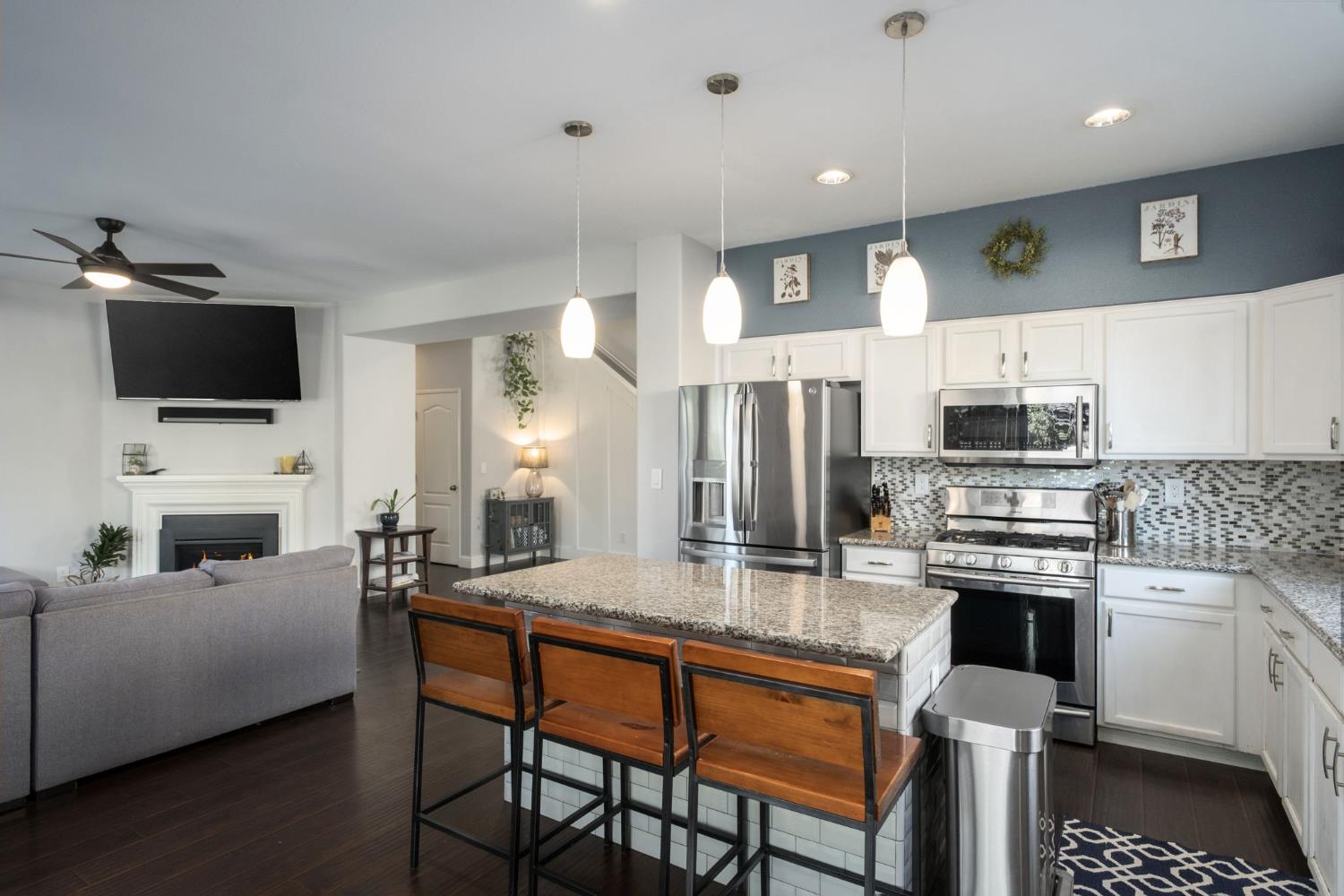 2582 E Christopher Dr, Fresno, CA 93720