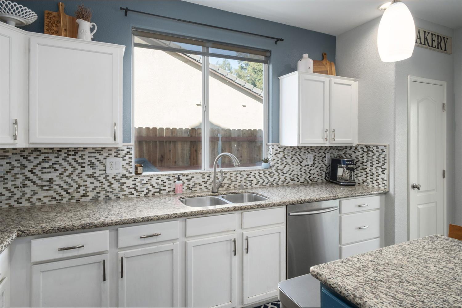 2582 E Christopher Dr, Fresno, CA 93720