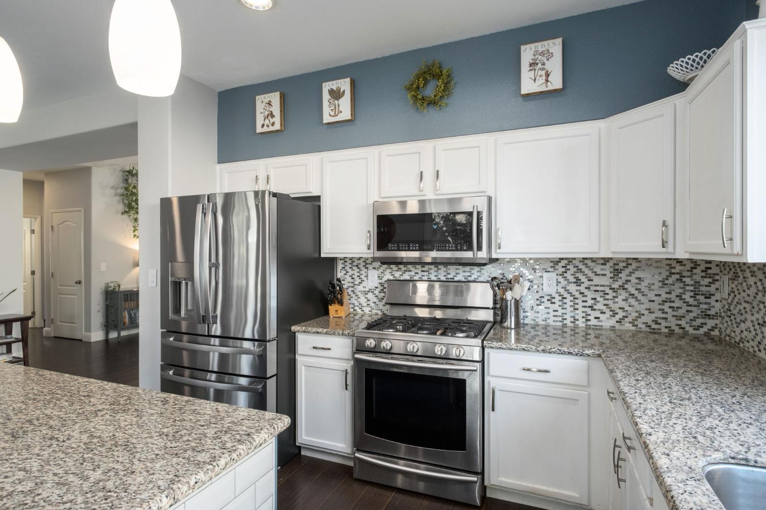 2582 E Christopher Dr, Fresno, CA 93720