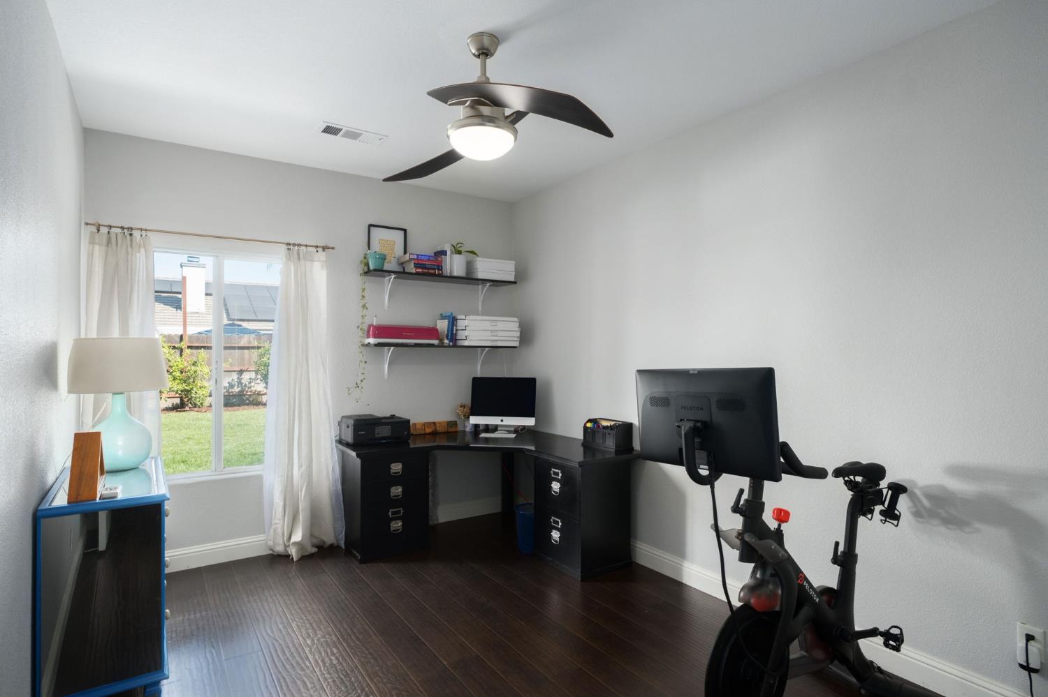 2582 E Christopher Dr, Fresno, CA 93720