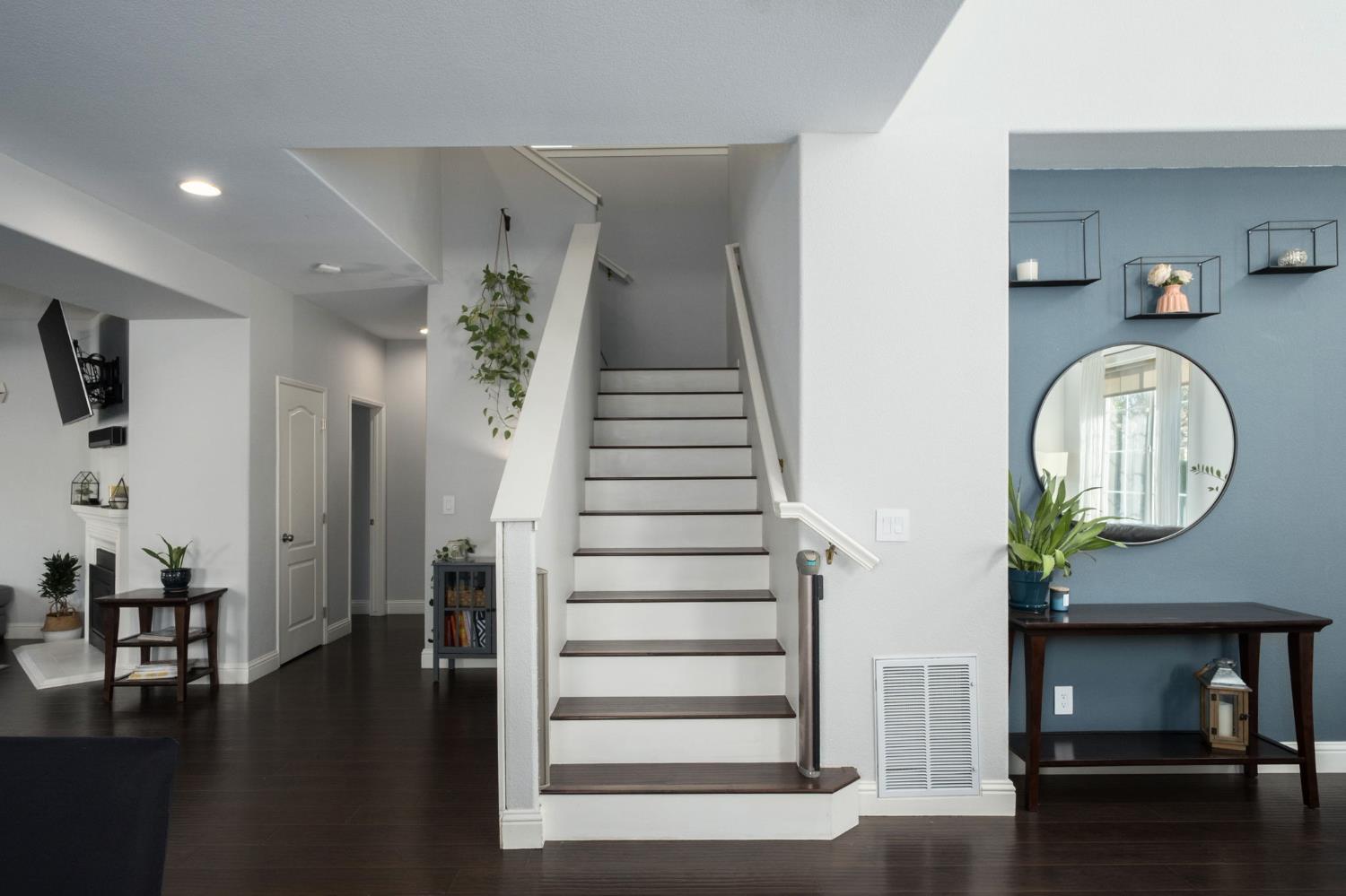 2582 E Christopher Dr, Fresno, CA 93720