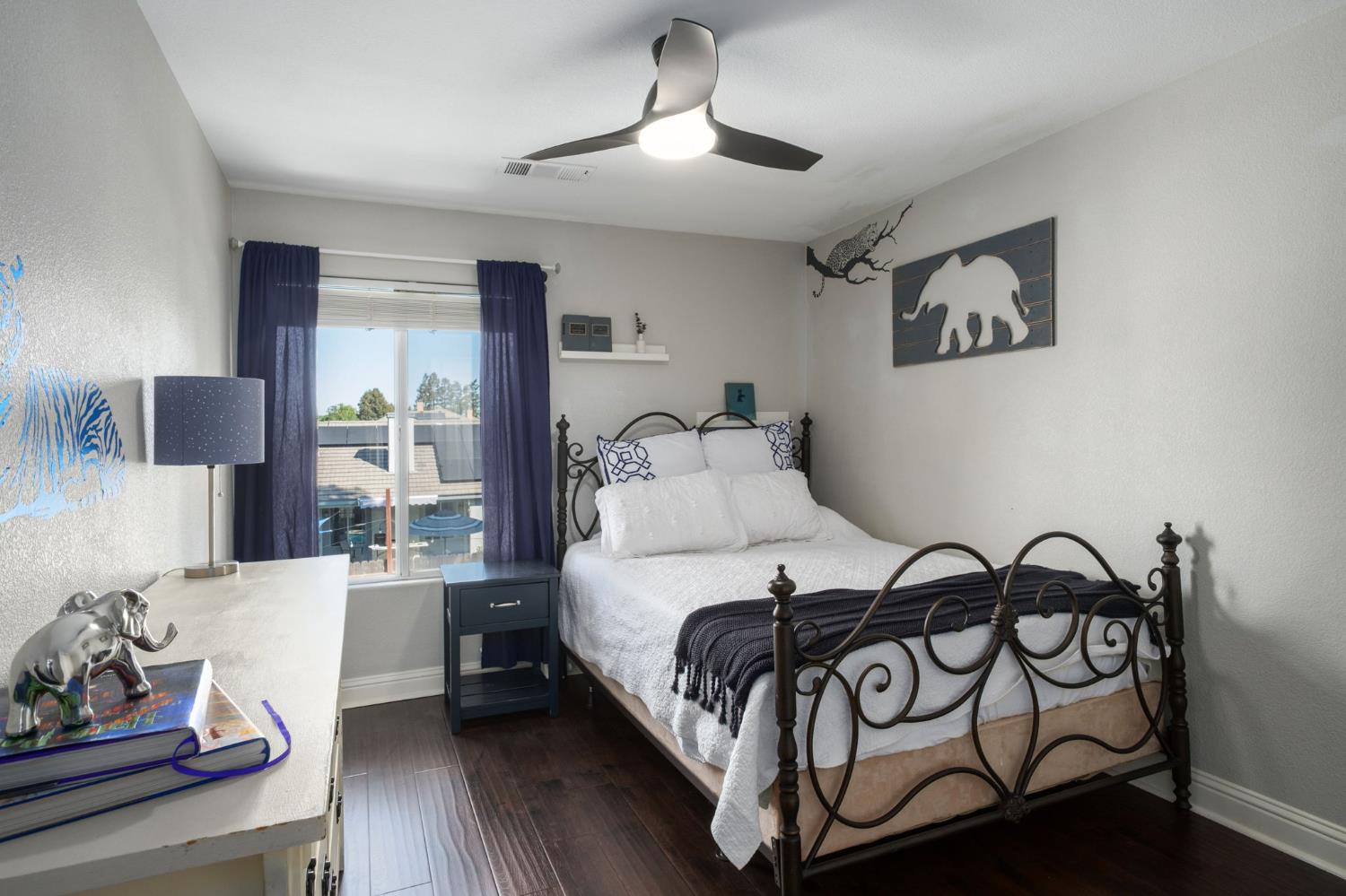 2582 E Christopher Dr, Fresno, CA 93720