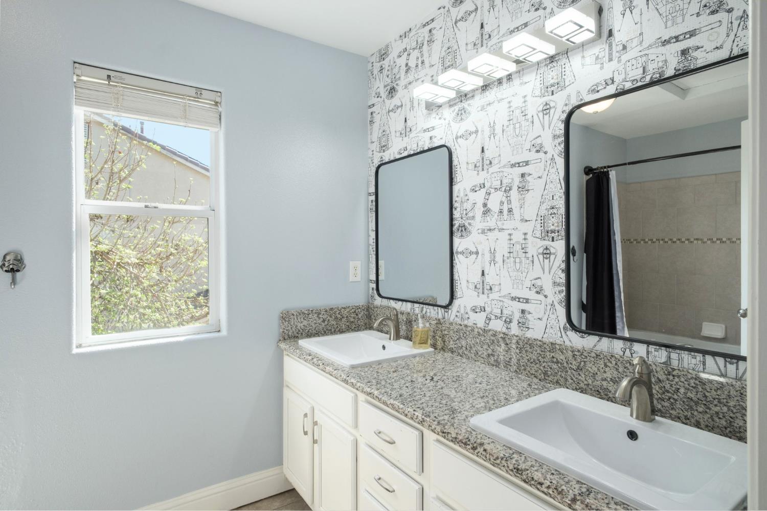 2582 E Christopher Dr, Fresno, CA 93720