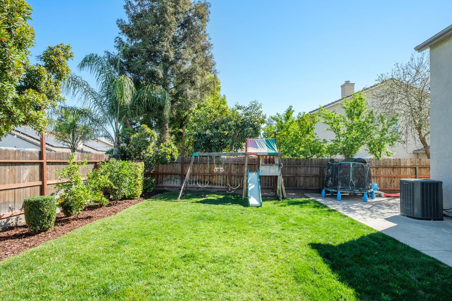 2582 E Christopher Dr, Fresno, CA 93720