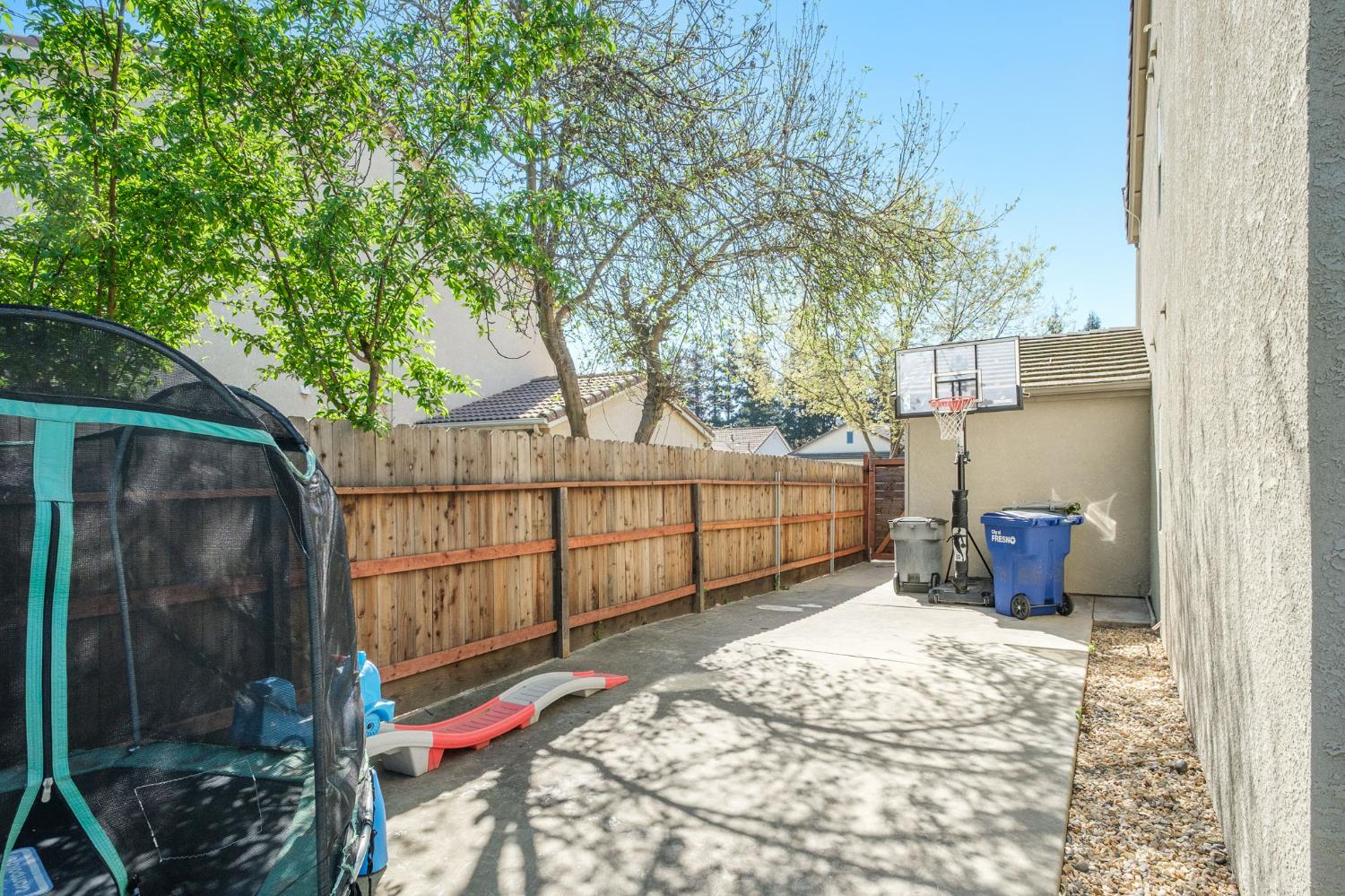 2582 E Christopher Dr, Fresno, CA 93720