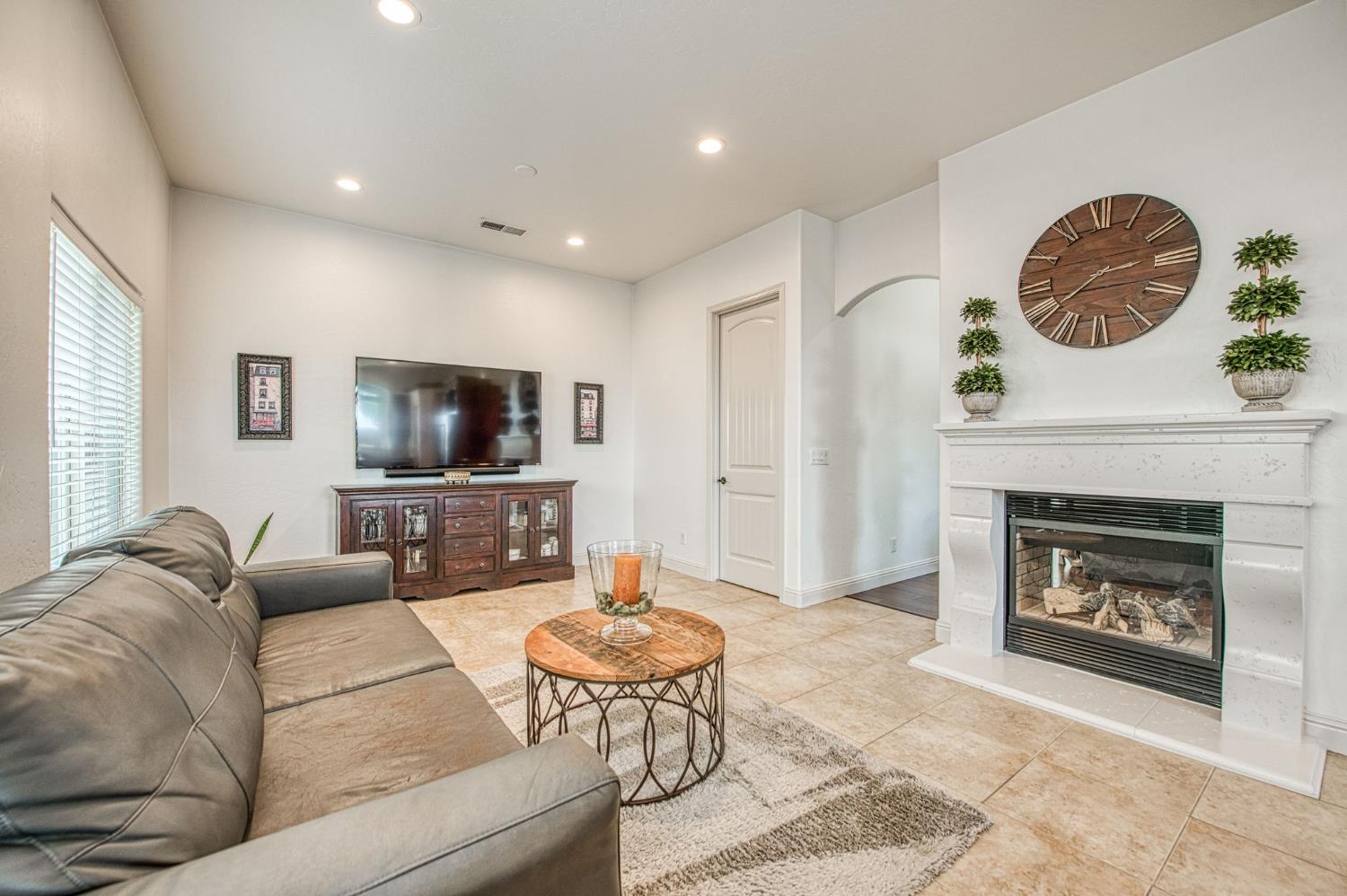 1634 N Cindy Ave, Clovis, CA 93619